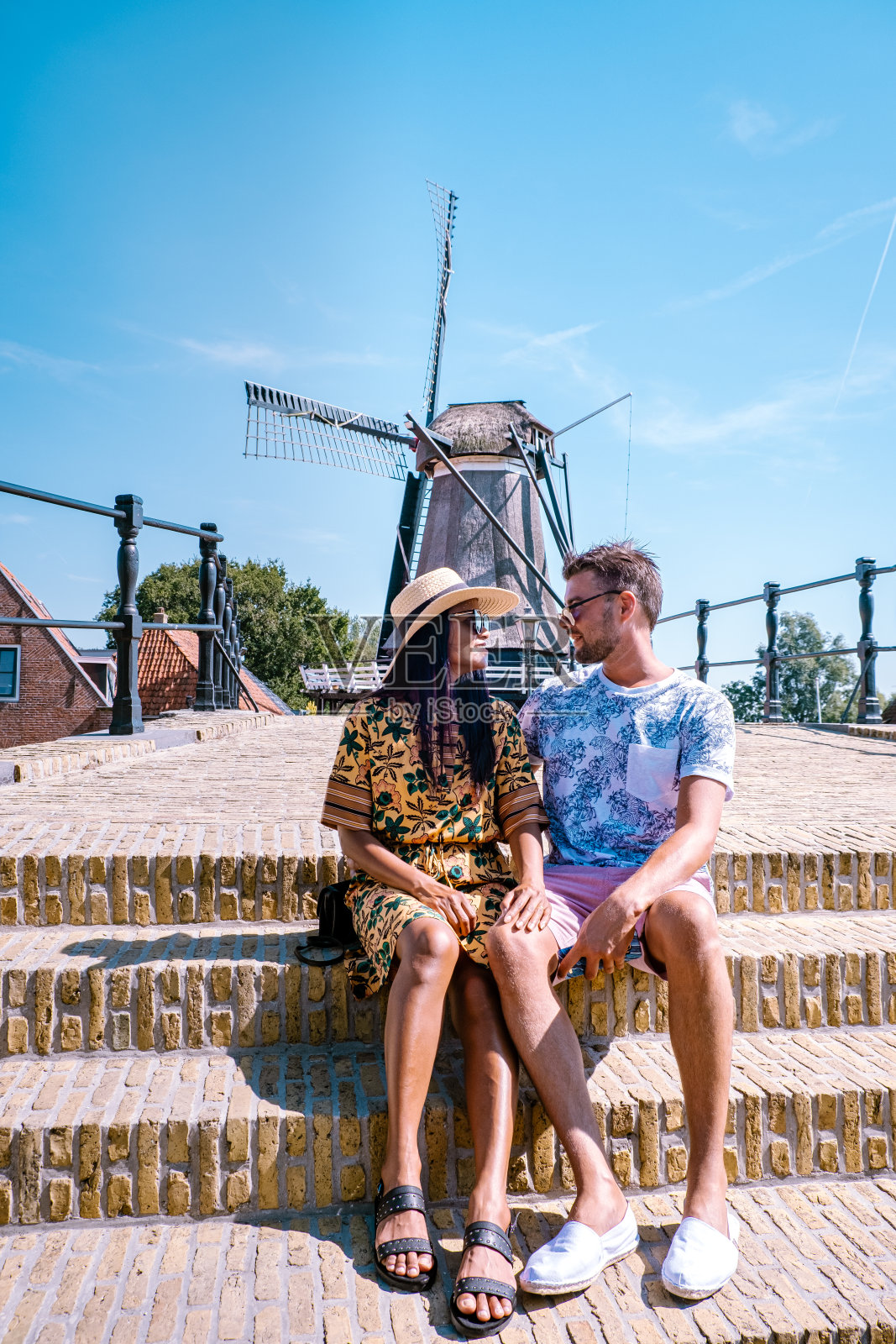 斯洛腾，有着运河和风车的荷兰斯洛腾古城照片摄影图片