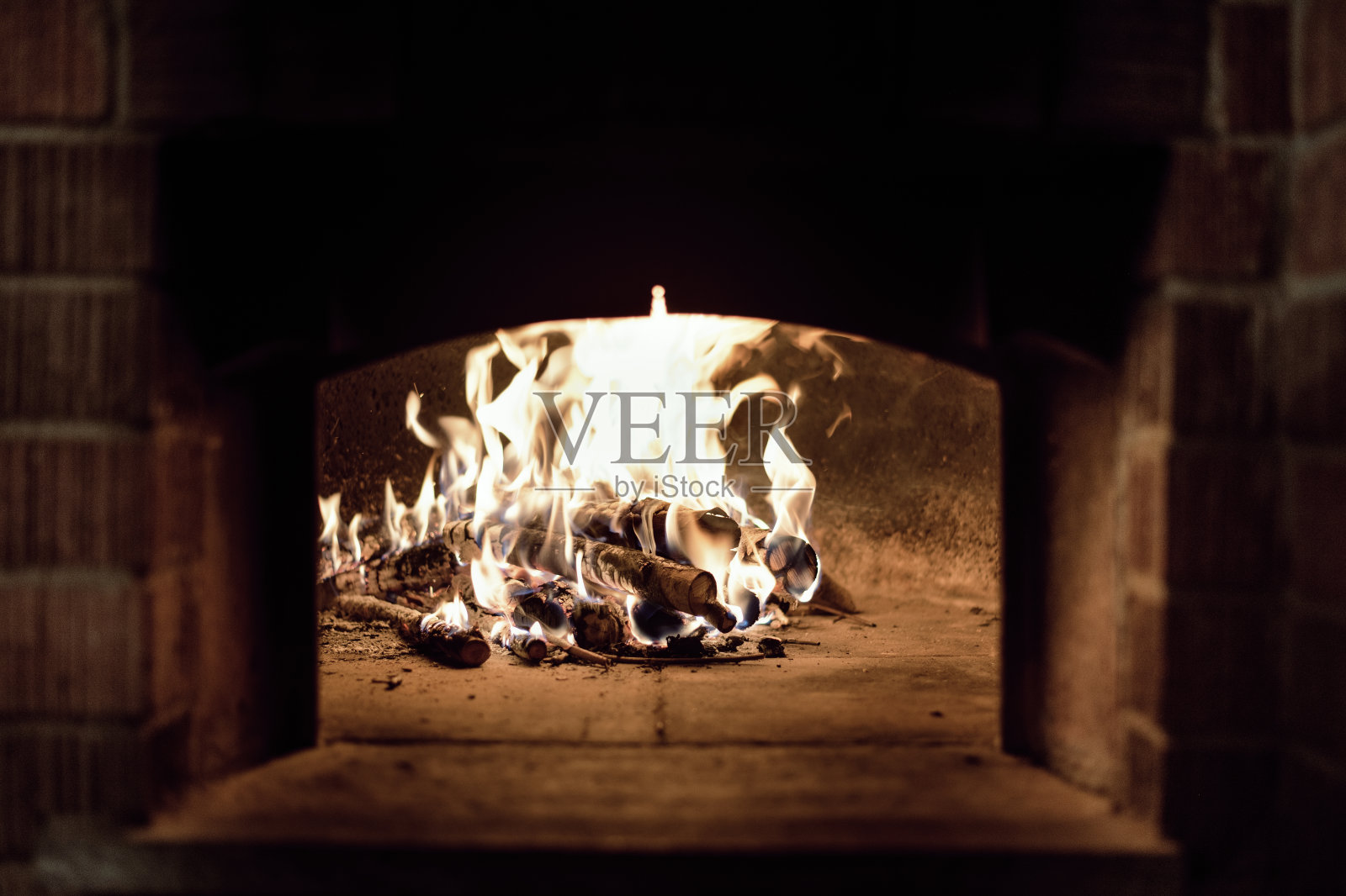 木头在炉子里燃烧照片摄影图片