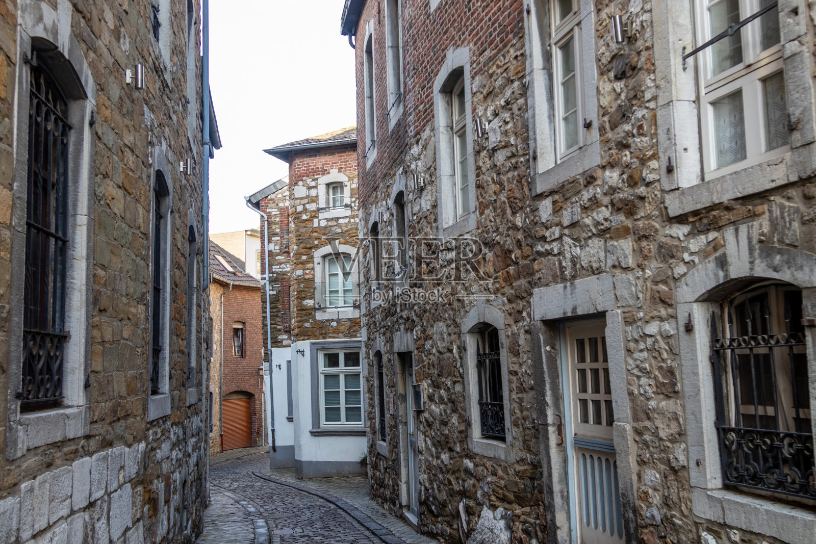 艾菲尔的斯托尔贝格，狭窄的街道，鹅卵石铺就的路面和历史建筑照片摄影图片