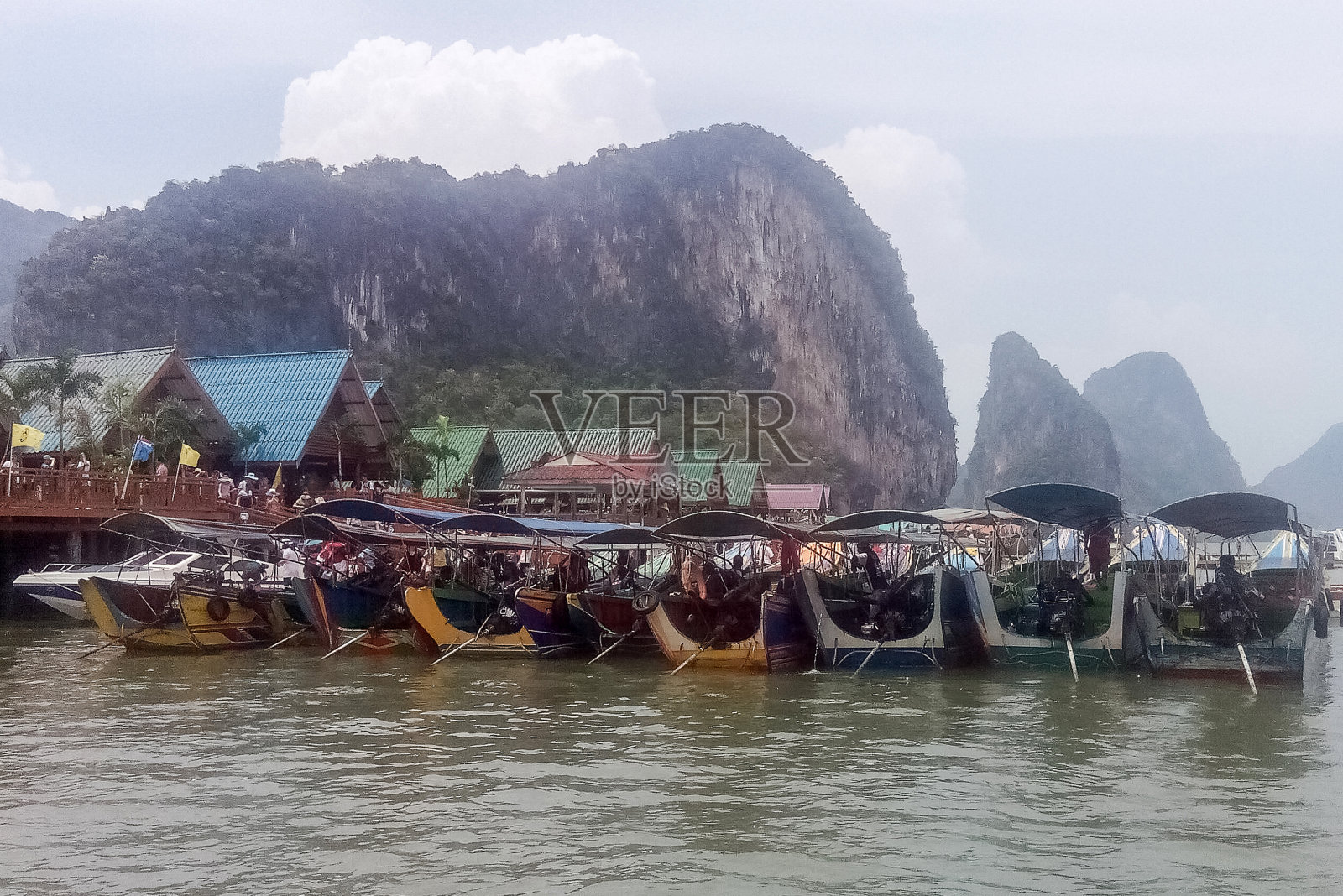 泰国现代和最古老的船只照片摄影图片