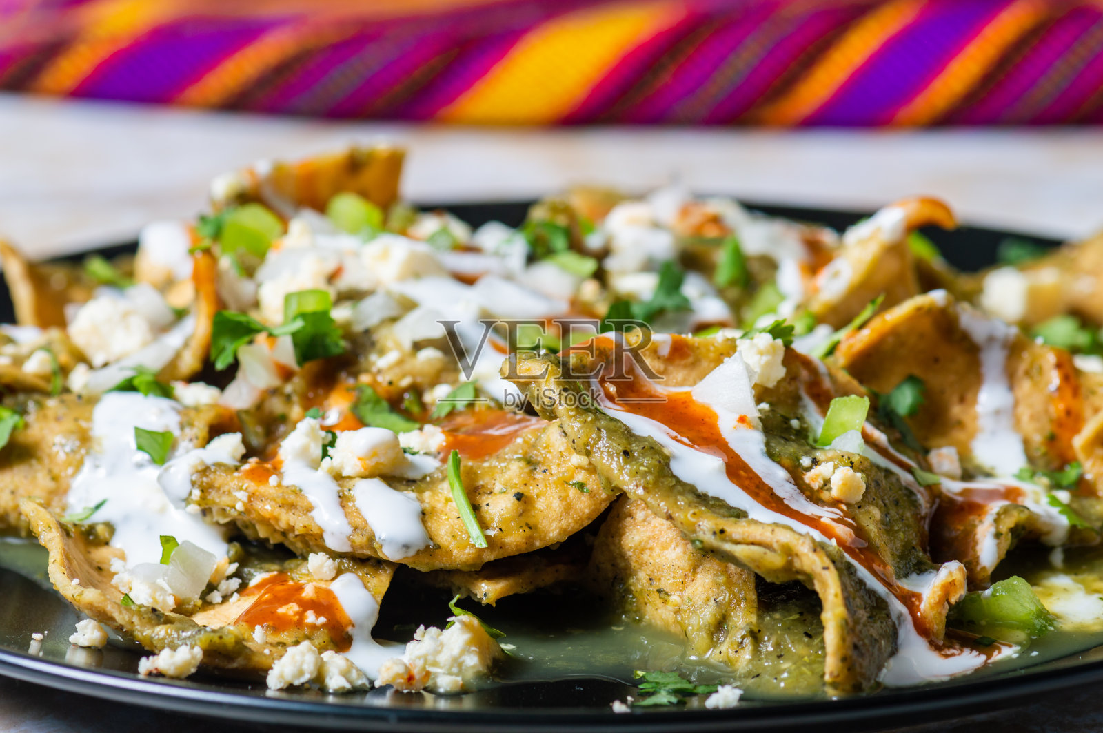 中墨西哥风格Chilaquiles Verdes传统墨西哥早餐照片摄影图片