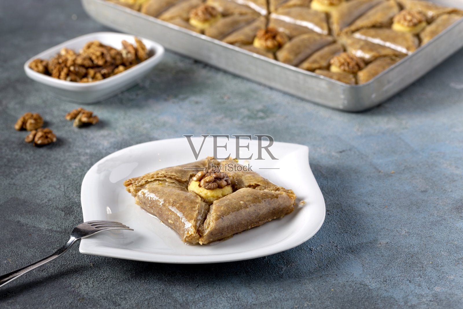 土耳其烤果仁酥配开心果和果子露照片摄影图片