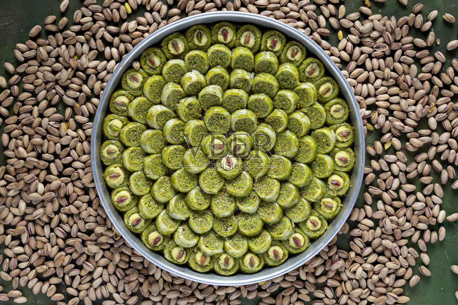 土耳其烤果仁酥配开心果和果子露照片摄影图片
