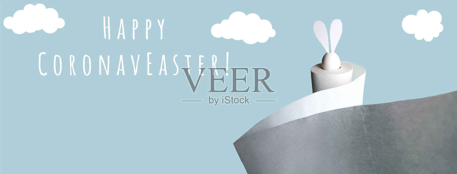 一卷厕纸里装着白色的野兔耳朵的鸡蛋。强光背景上的阴影。云。2020年复活节的概念。照片摄影图片