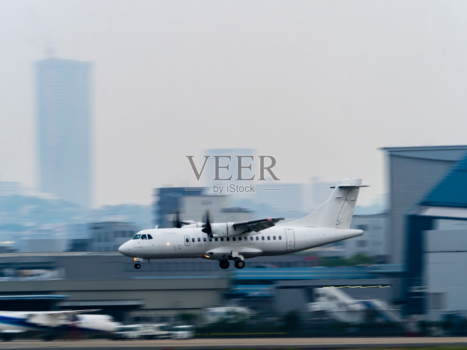 降落到大阪国际机场照片摄影图片