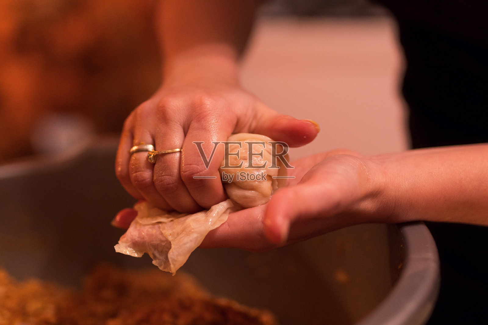 一个女人正在卷卷心菜，做传统的塞尔维亚萨尔玛照片摄影图片