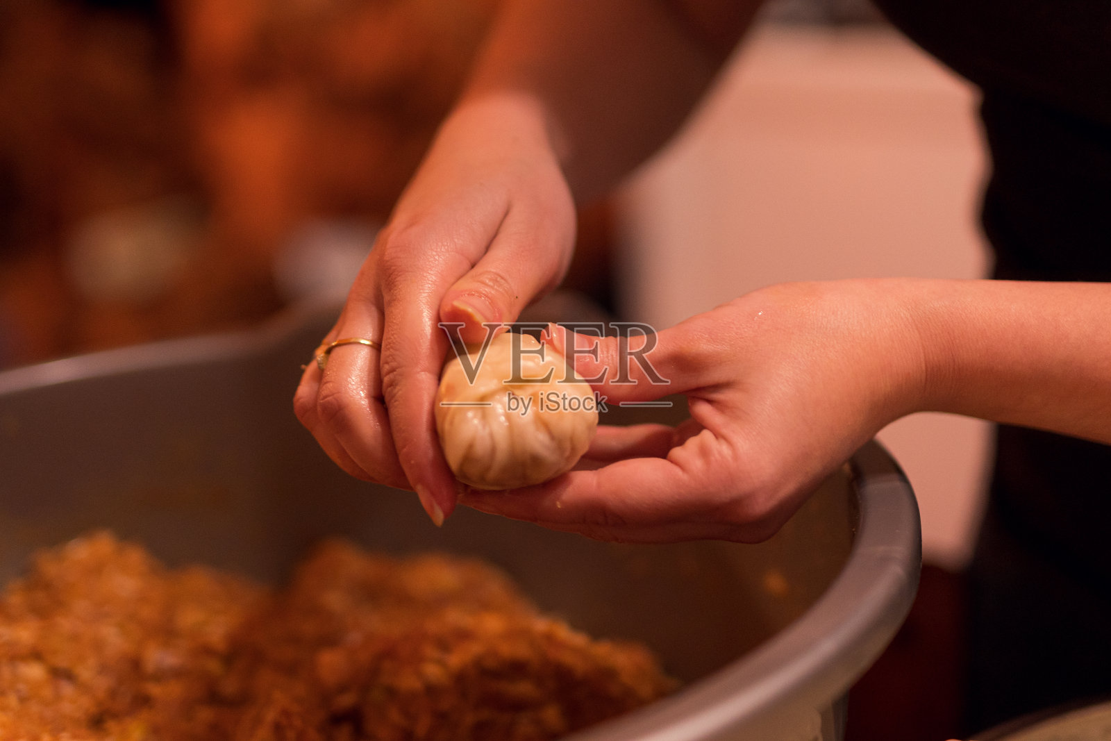 妇女正在做塞尔维亚萨尔玛，并将其放入锅中烹饪照片摄影图片