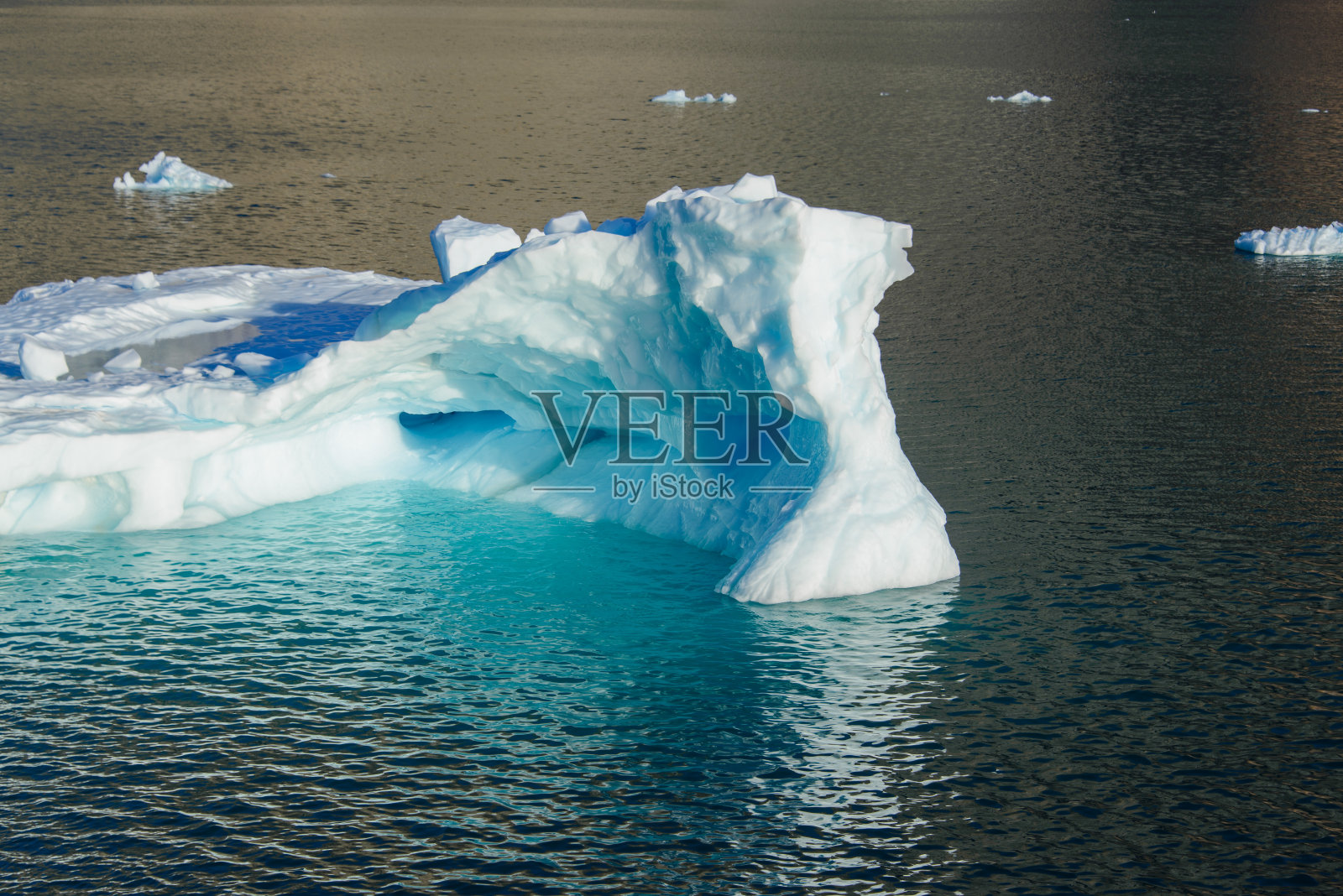 格陵兰的景观有美丽的彩色岩石和冰山。照片摄影图片