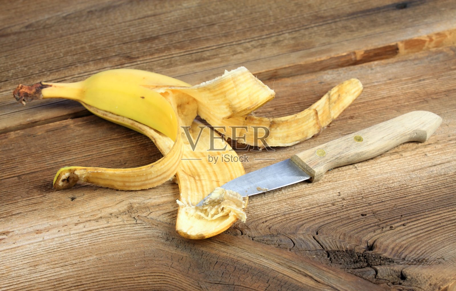 用刀把香蕉皮切到里面照片摄影图片