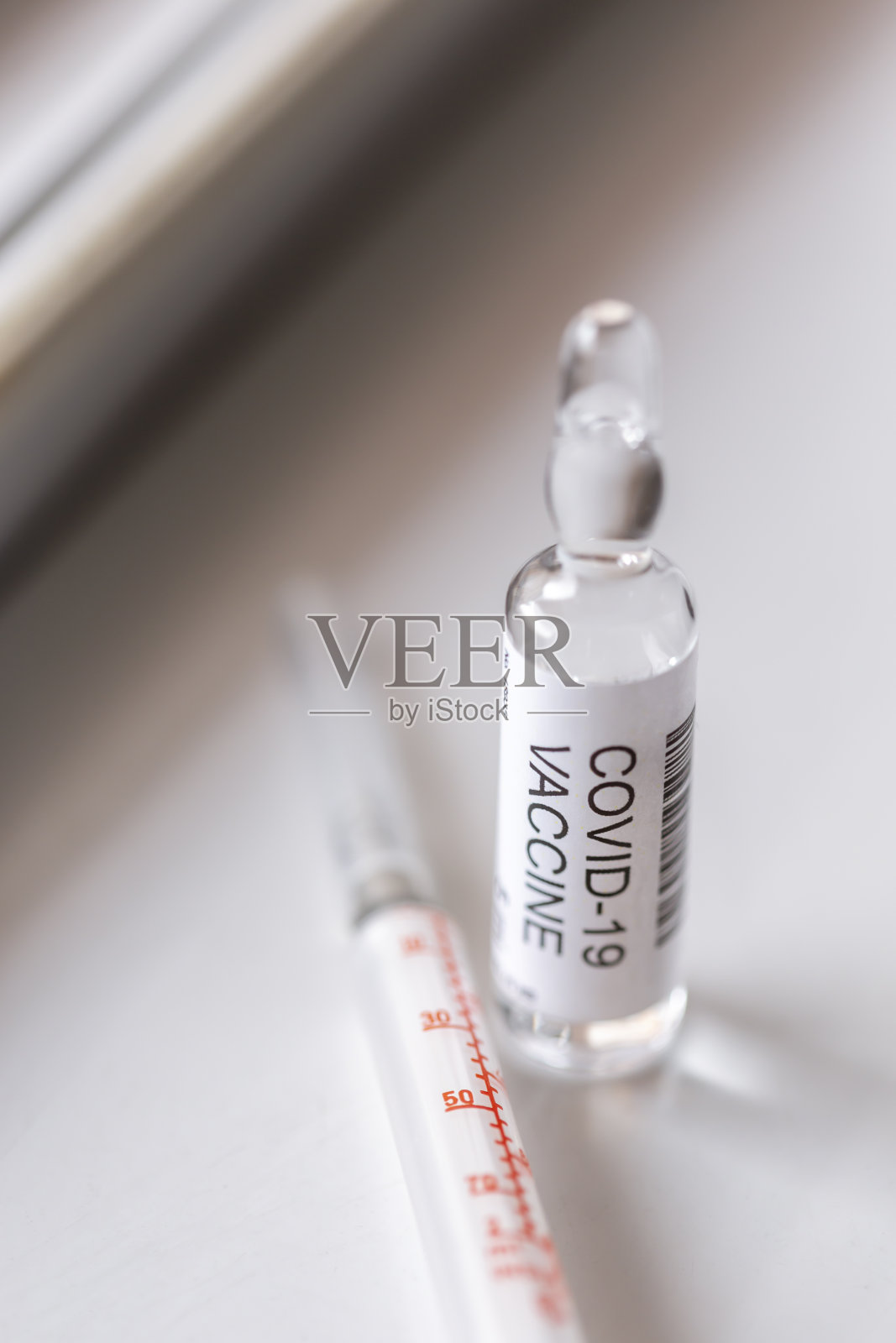 Covid-19疫苗和注射器照片摄影图片