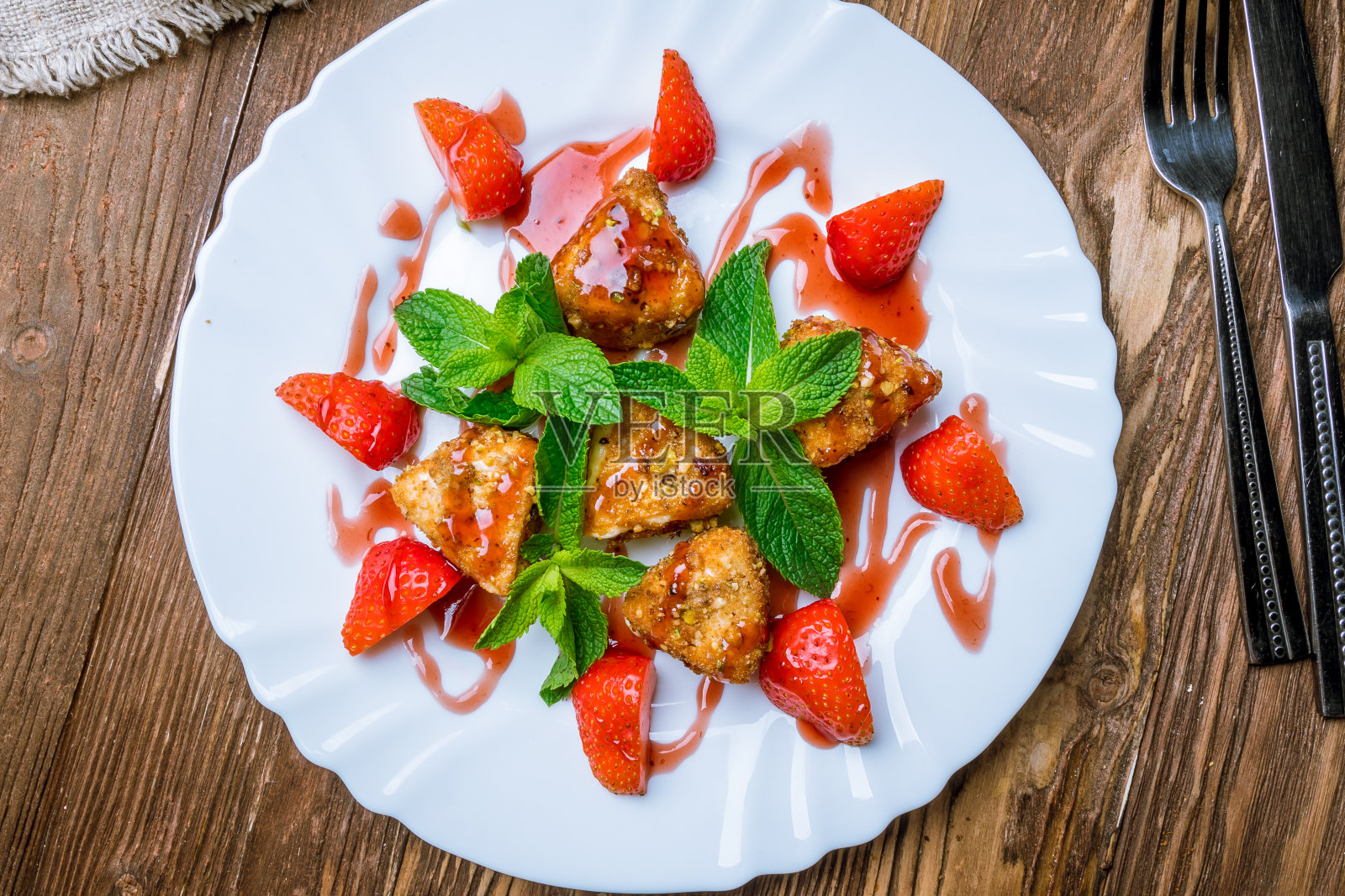 新鲜草莓炒卡门贝尔奶酪照片摄影图片