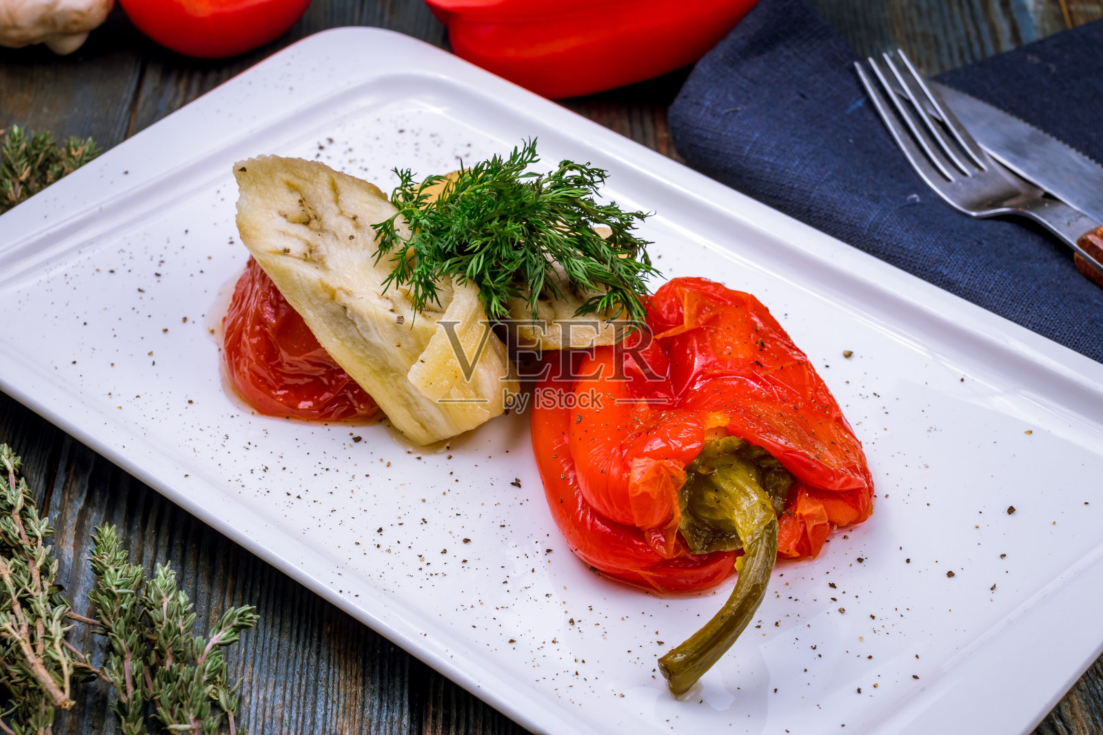 在盘子里烤蔬菜照片摄影图片