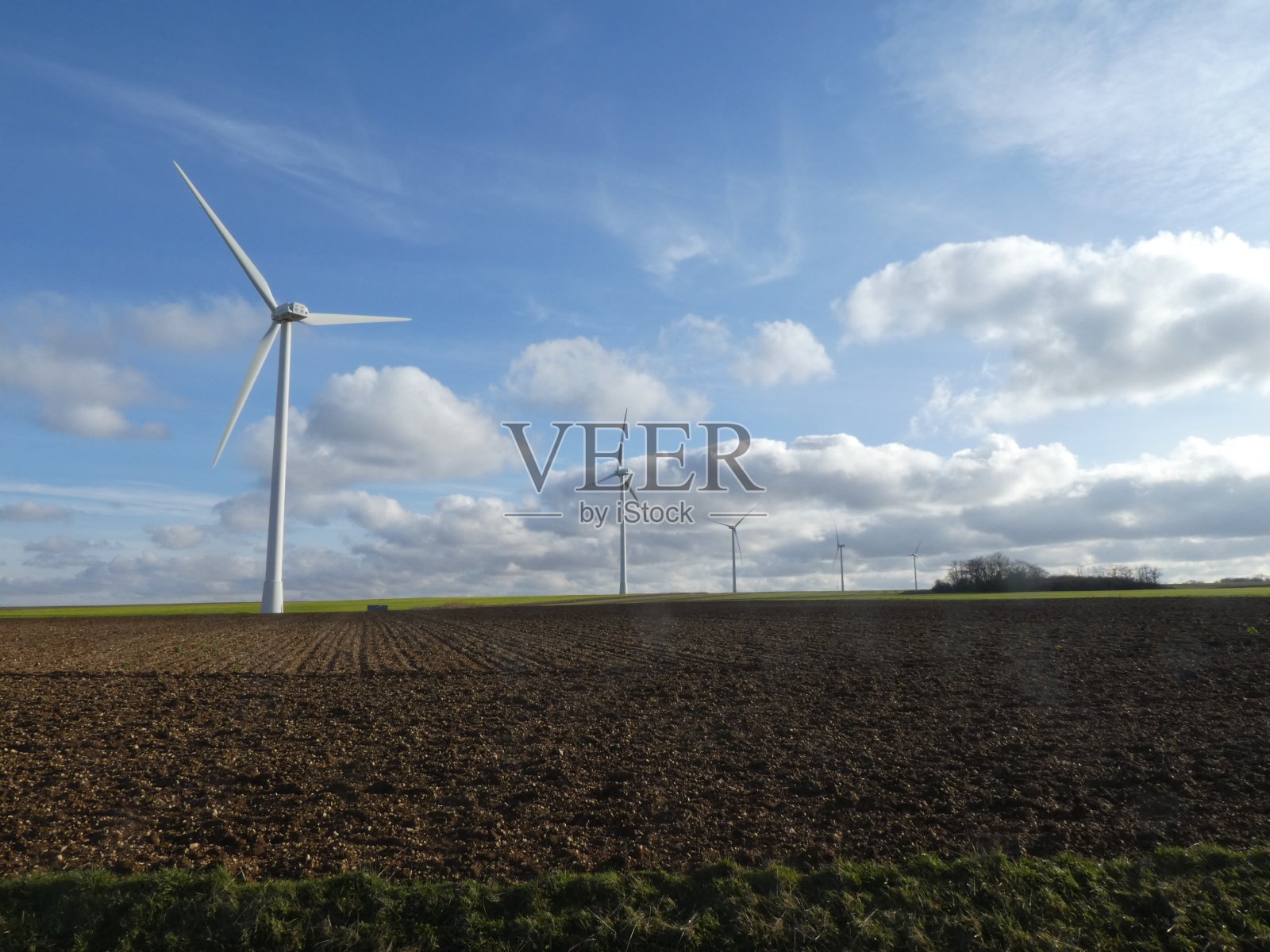 在法国，欧洲的一个领域排五座风力涡轮机照片摄影图片