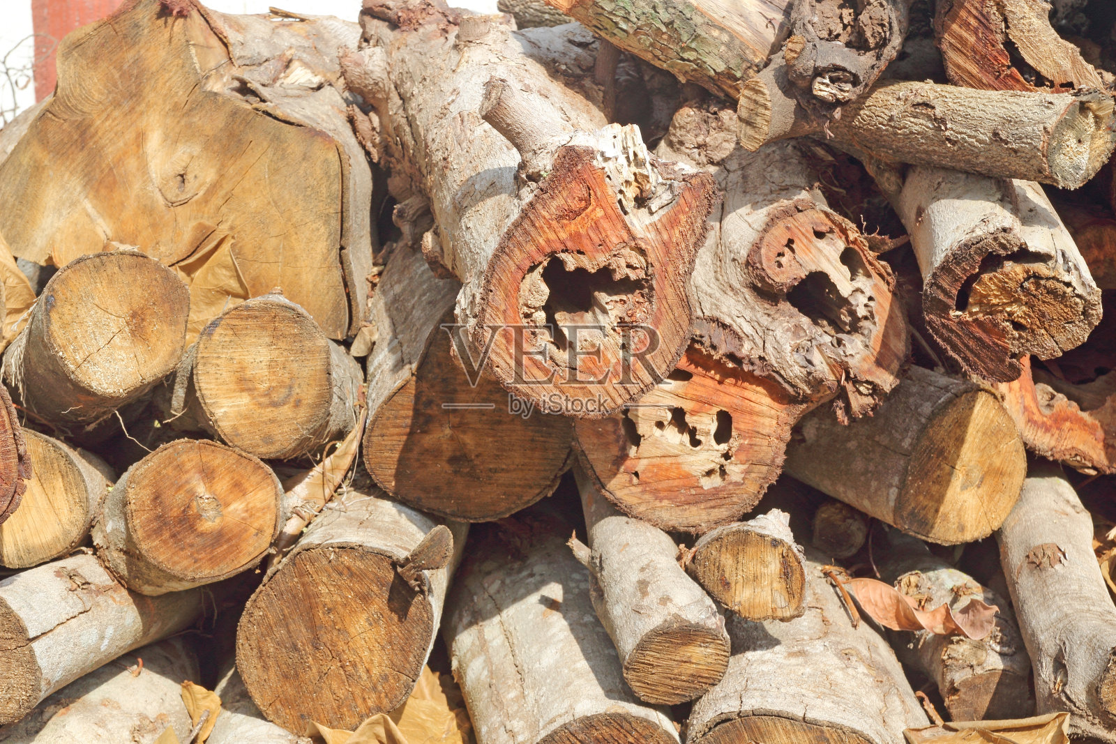 把木柴堆在一堆里，用来点燃炉子照片摄影图片