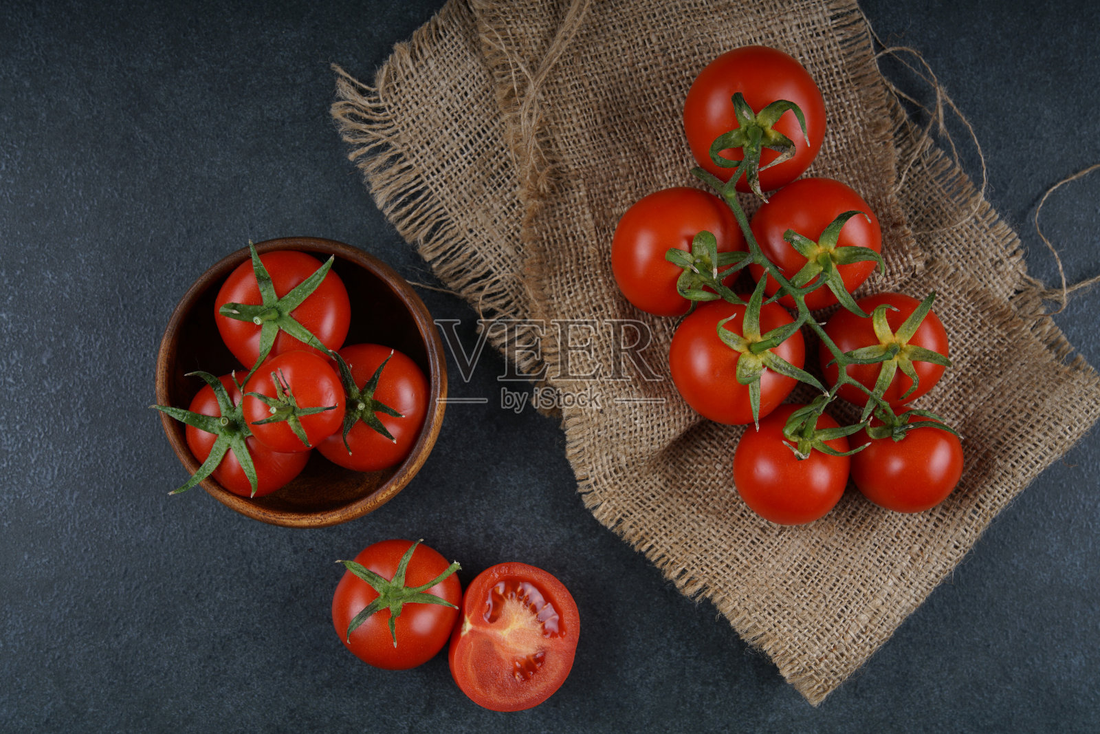 深色背景上的番茄照片摄影图片