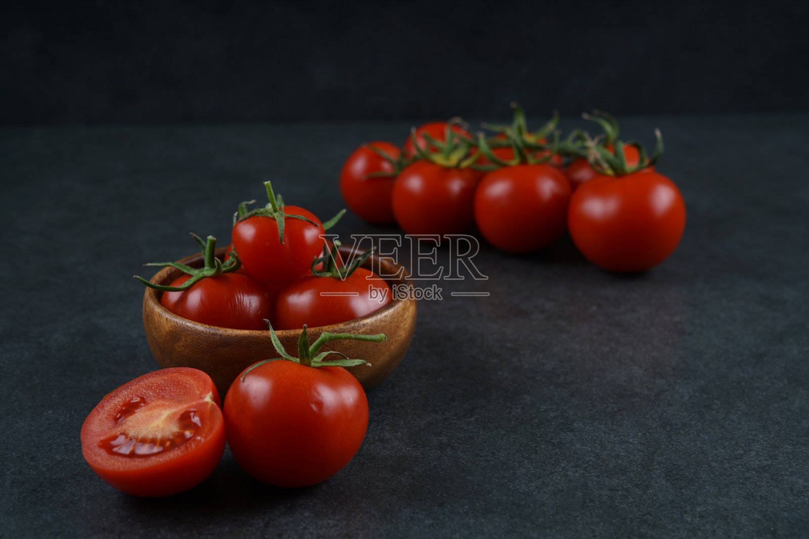 深色背景上的番茄照片摄影图片
