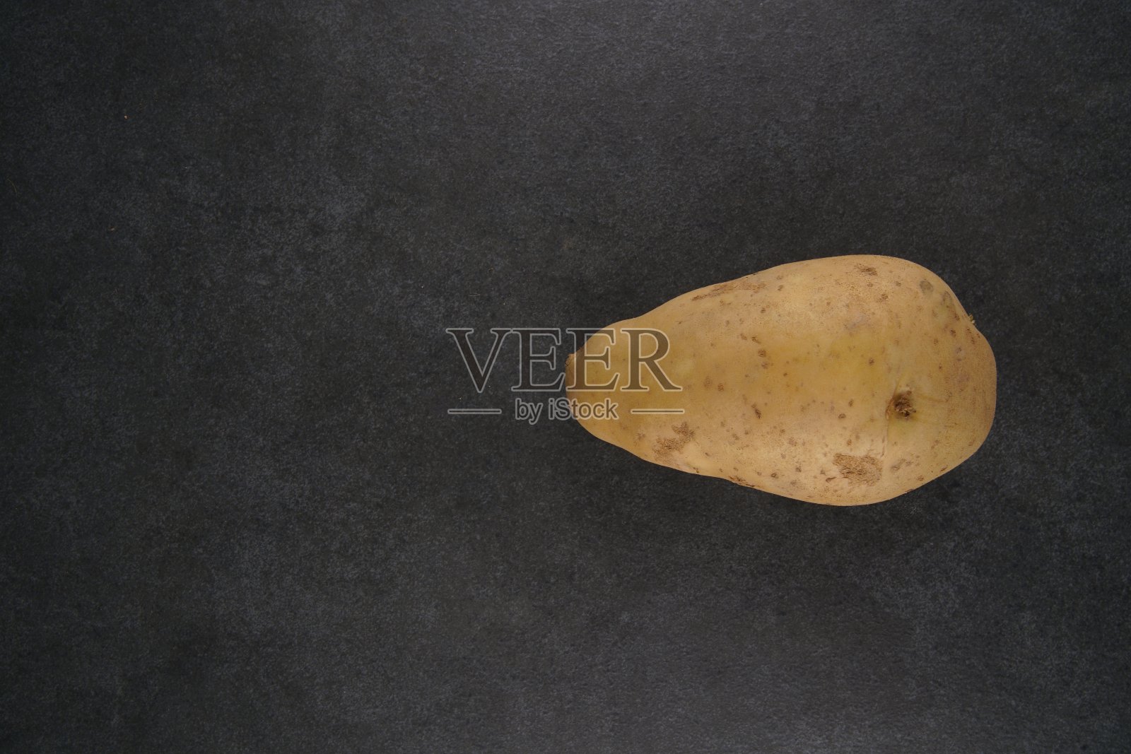 深色背景上的新鲜马铃薯照片摄影图片