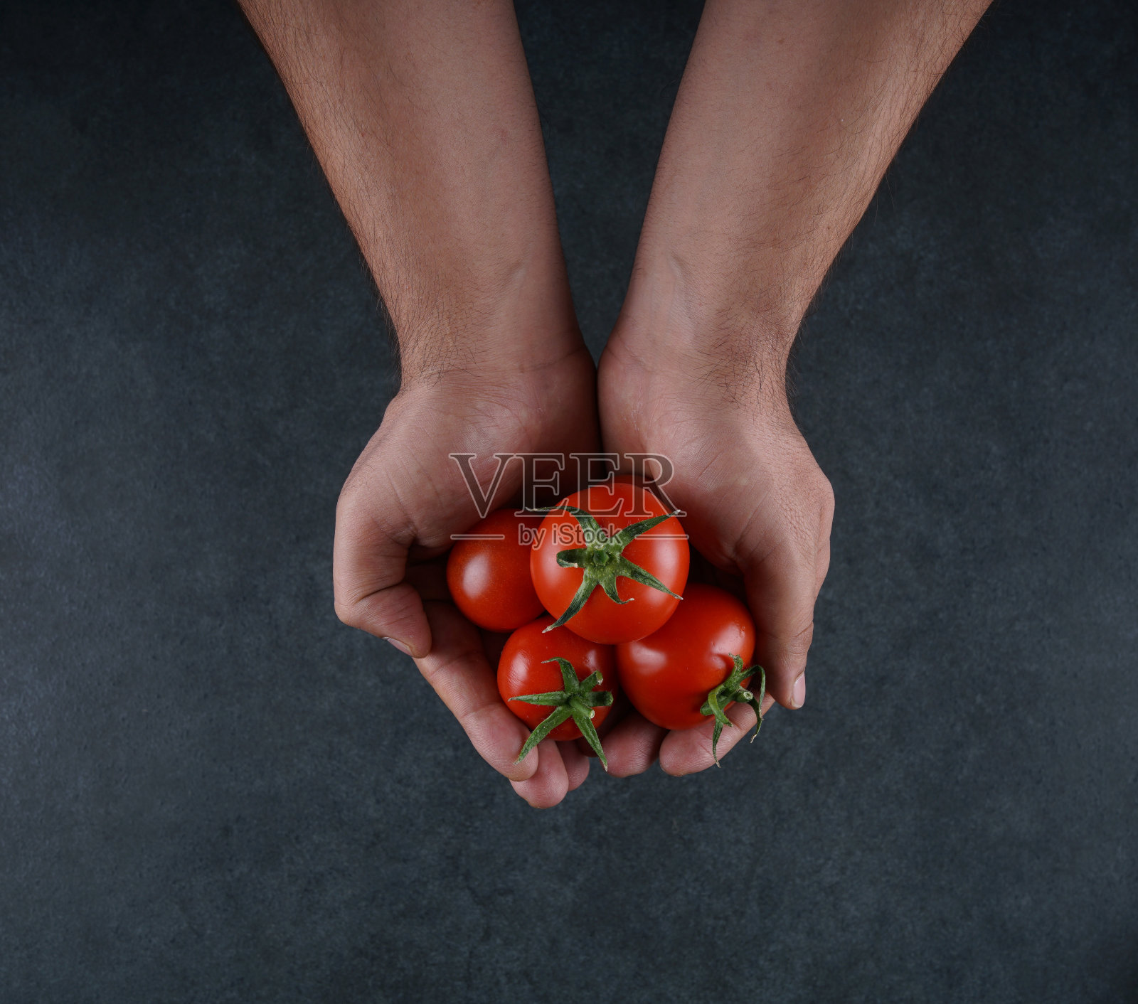 深色背景上的番茄照片摄影图片