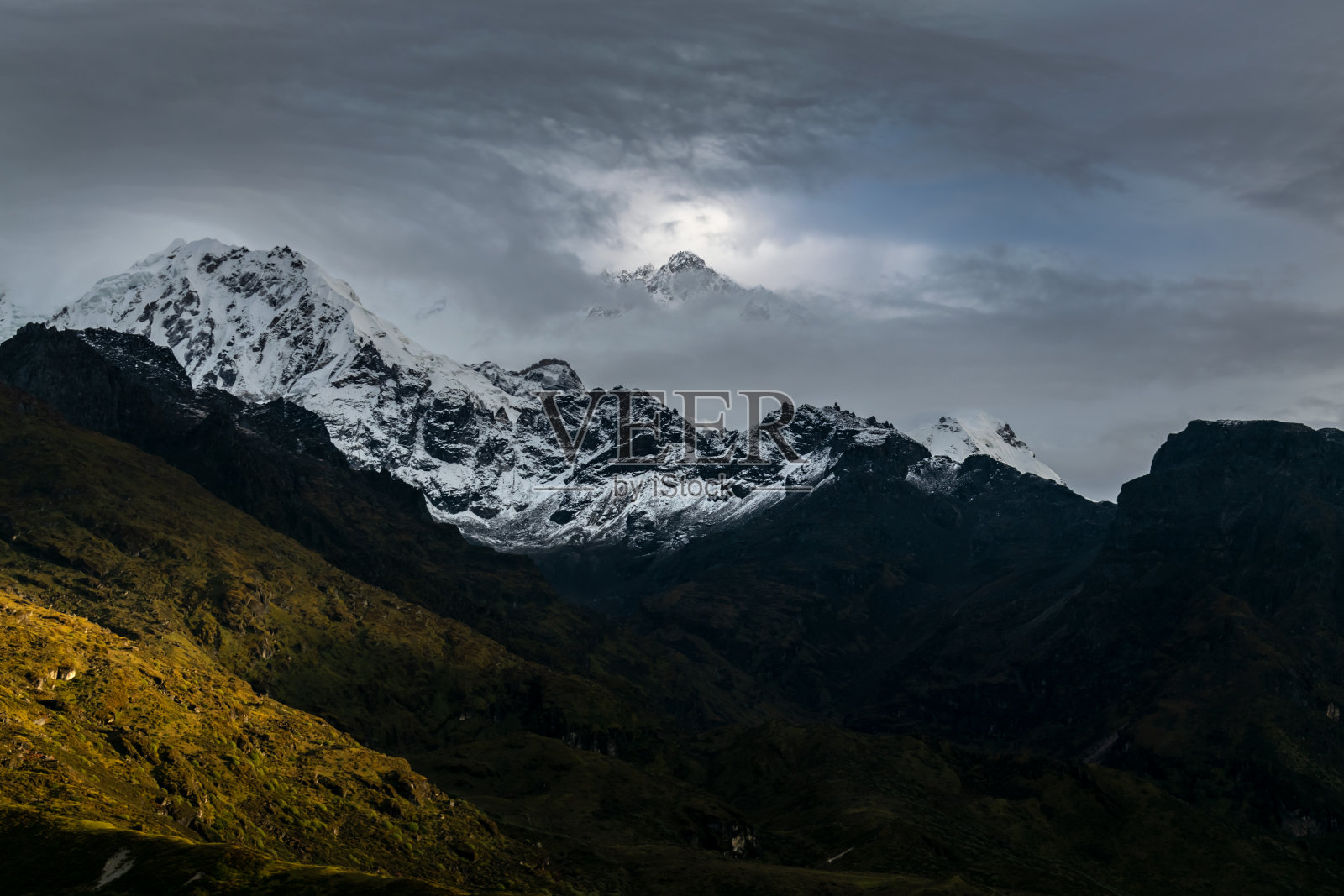 有雾和云的美丽山景照片摄影图片