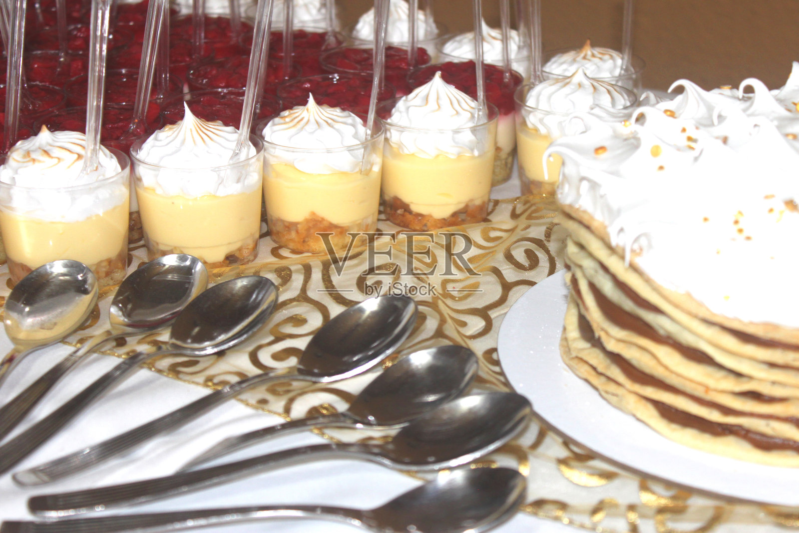 餐桌上有甜点和金属汤匙照片摄影图片