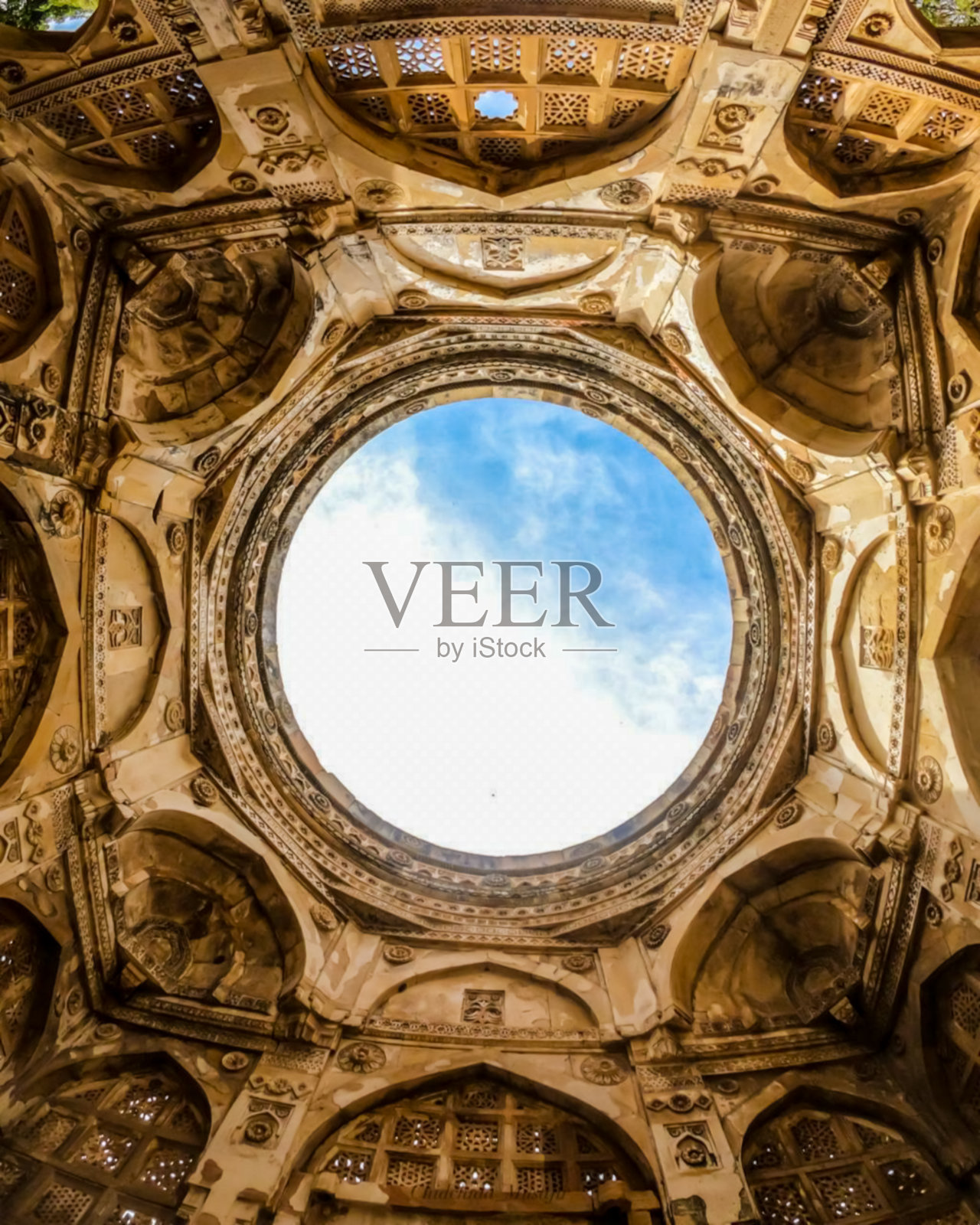 Champaner-Pavagadh考古公园位于印度古吉拉特邦的Panchmahal区，被联合国教科文组织列为世界遗产。Kevada清真寺，这个清真寺的内部视图。它有大门广角照片摄影图片