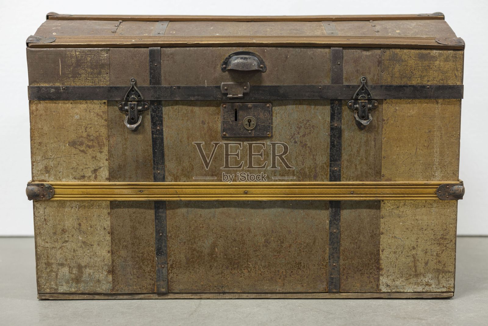 近视图的古董胸部孤立的白色背景。工业老设备概念。照片摄影图片