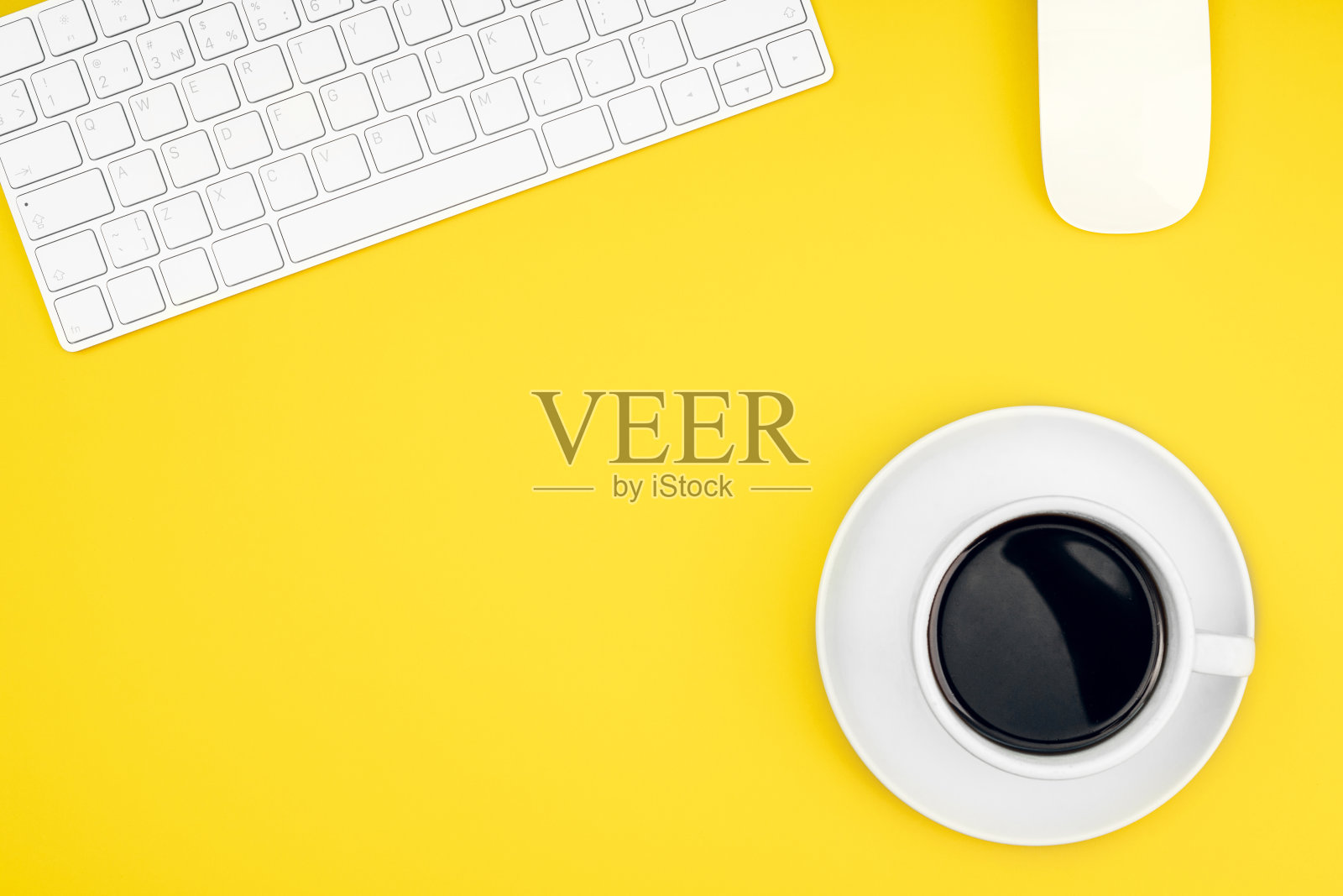 白色键盘和鼠标。远程工作，自我隔离，在家工作，隔离。照片摄影图片