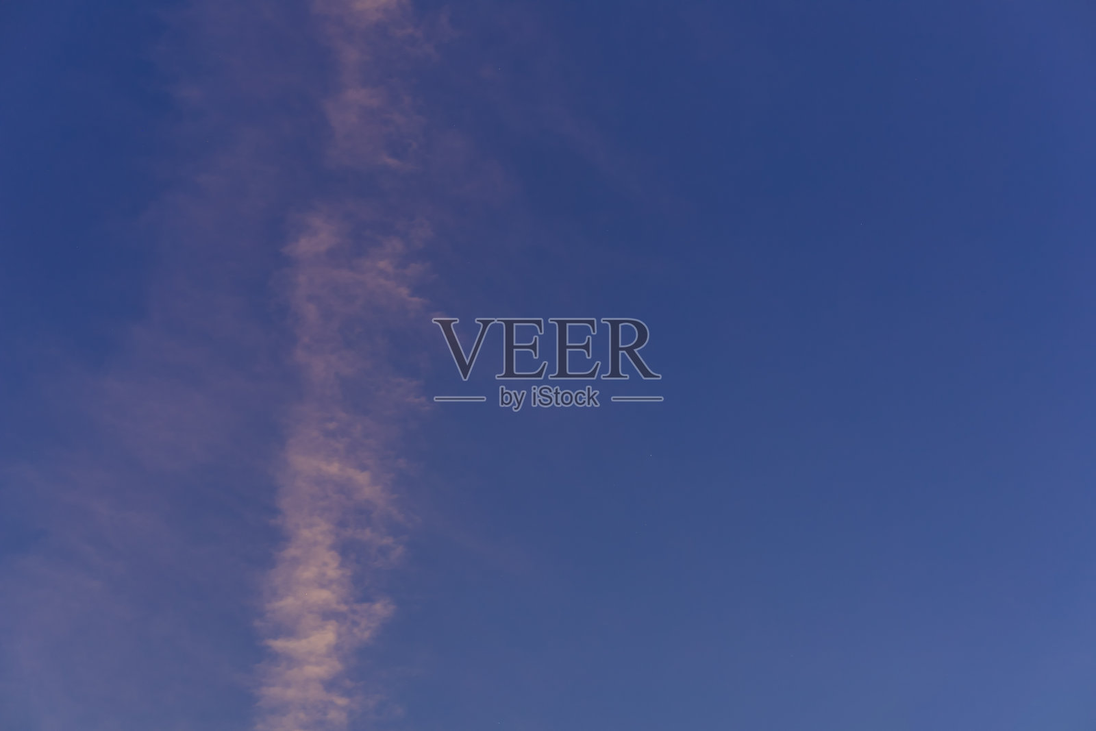 蓝色的天空和云的背景。带有文本或设计的复制空间。照片摄影图片