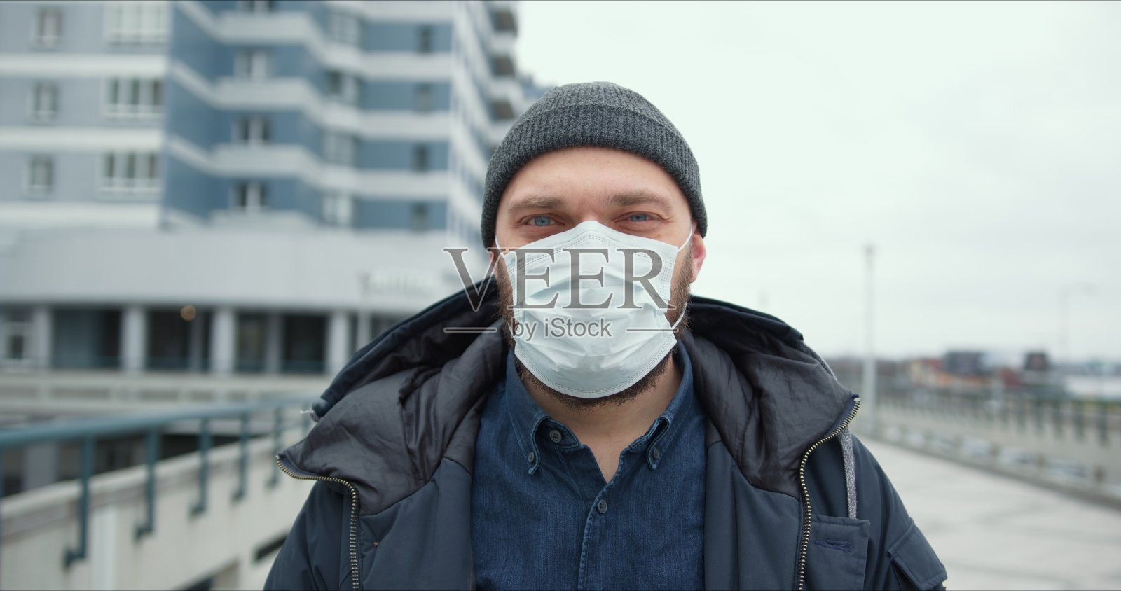 流行的保护。在冠状病毒隔离期间戴医用口罩的年轻白种人肖像照片摄影图片