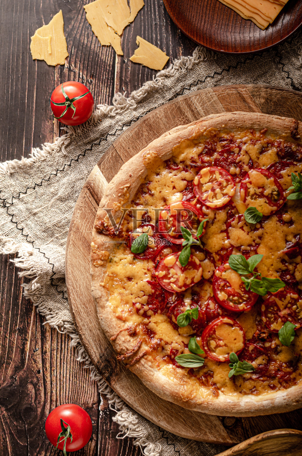 披萨香肠切达干酪照片摄影图片