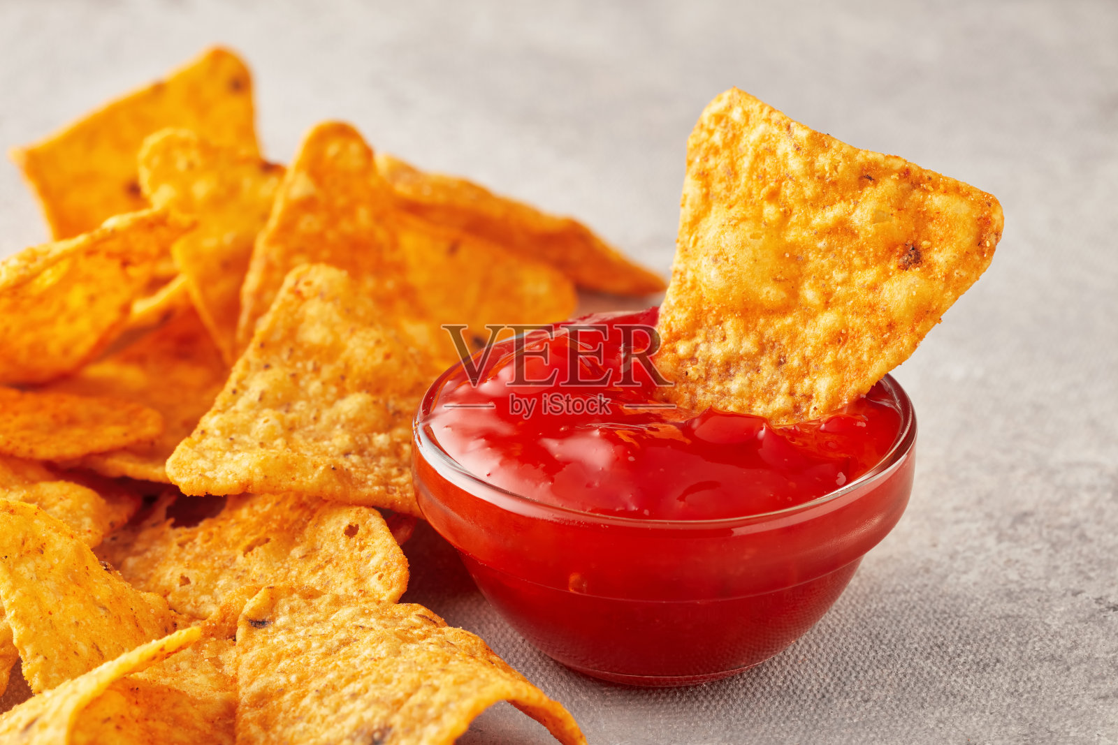 一堆墨西哥玉米片或玉米粉圆饼和辣椒莎莎蘸酱在碗里照片摄影图片