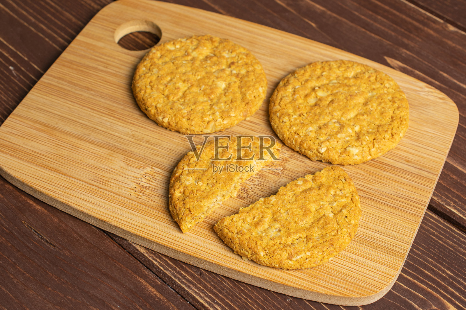 棕色木头上的甜燕麦饼干照片摄影图片