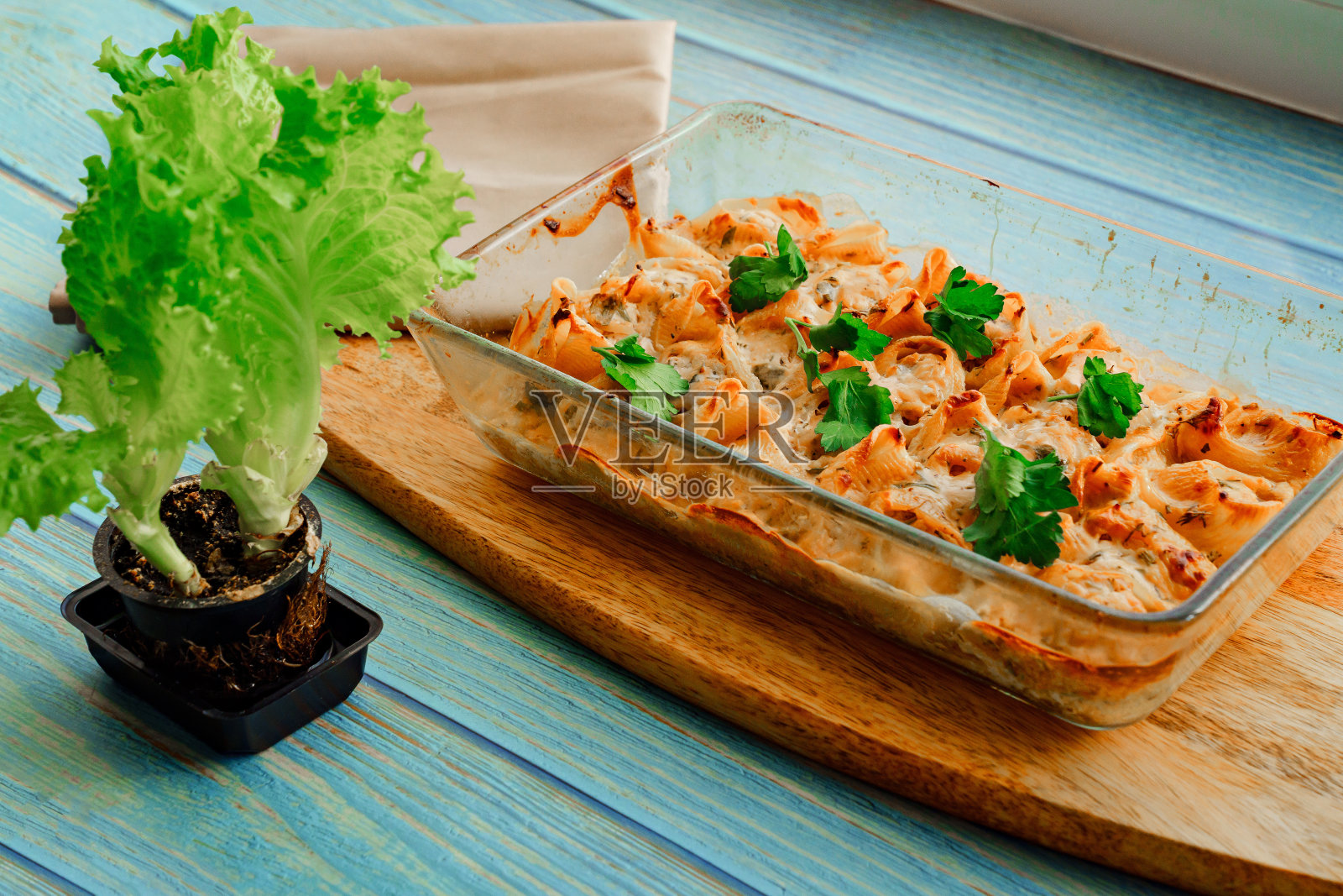 烤大肉馅意大利面和生菜在锅中。照片摄影图片