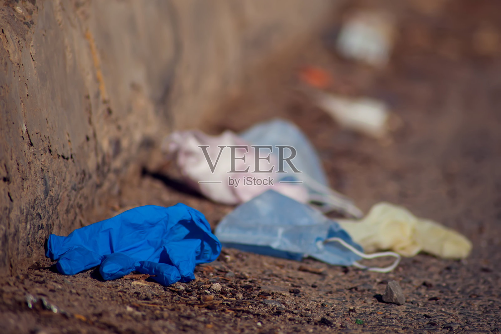 室外地面使用医用口罩和手套。环境污染的概念照片摄影图片