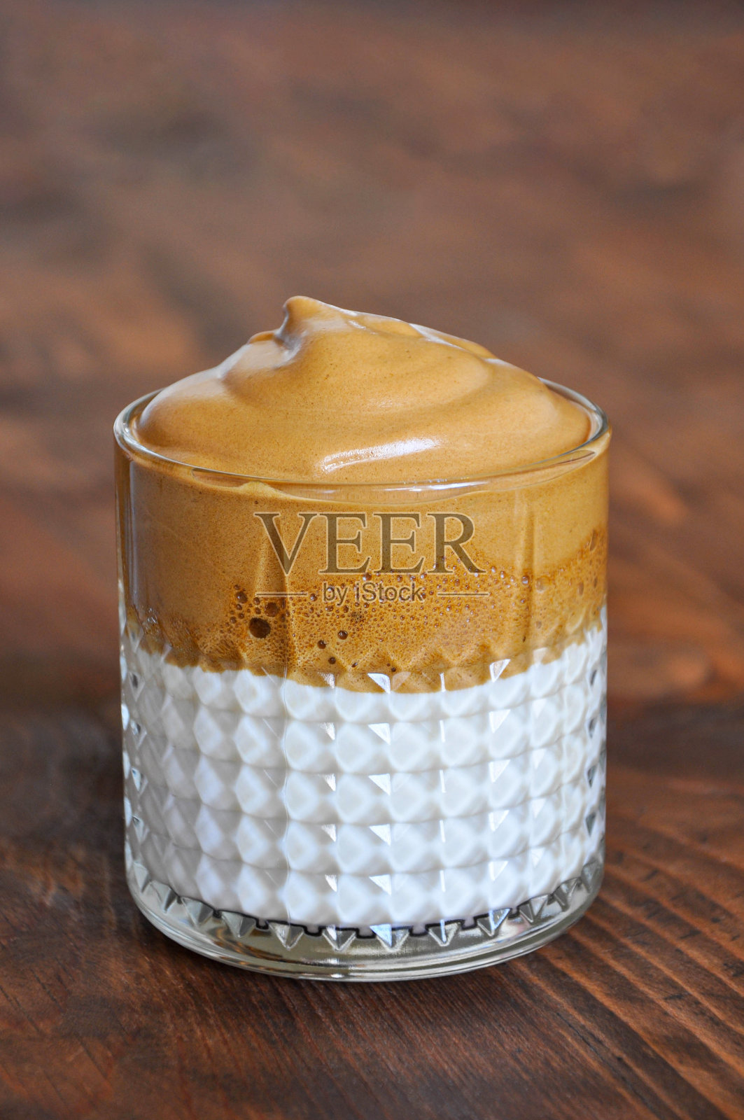 冰达尔戈纳咖啡，一个时髦的韩国配方，搅拌咖啡，反拿铁或自制达尔戈纳咖啡在木制的，复制空间照片摄影图片