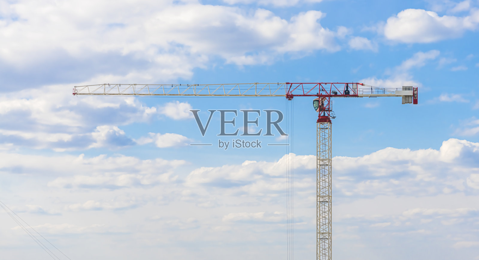 旗帜施工起重机在天空的背景照片摄影图片