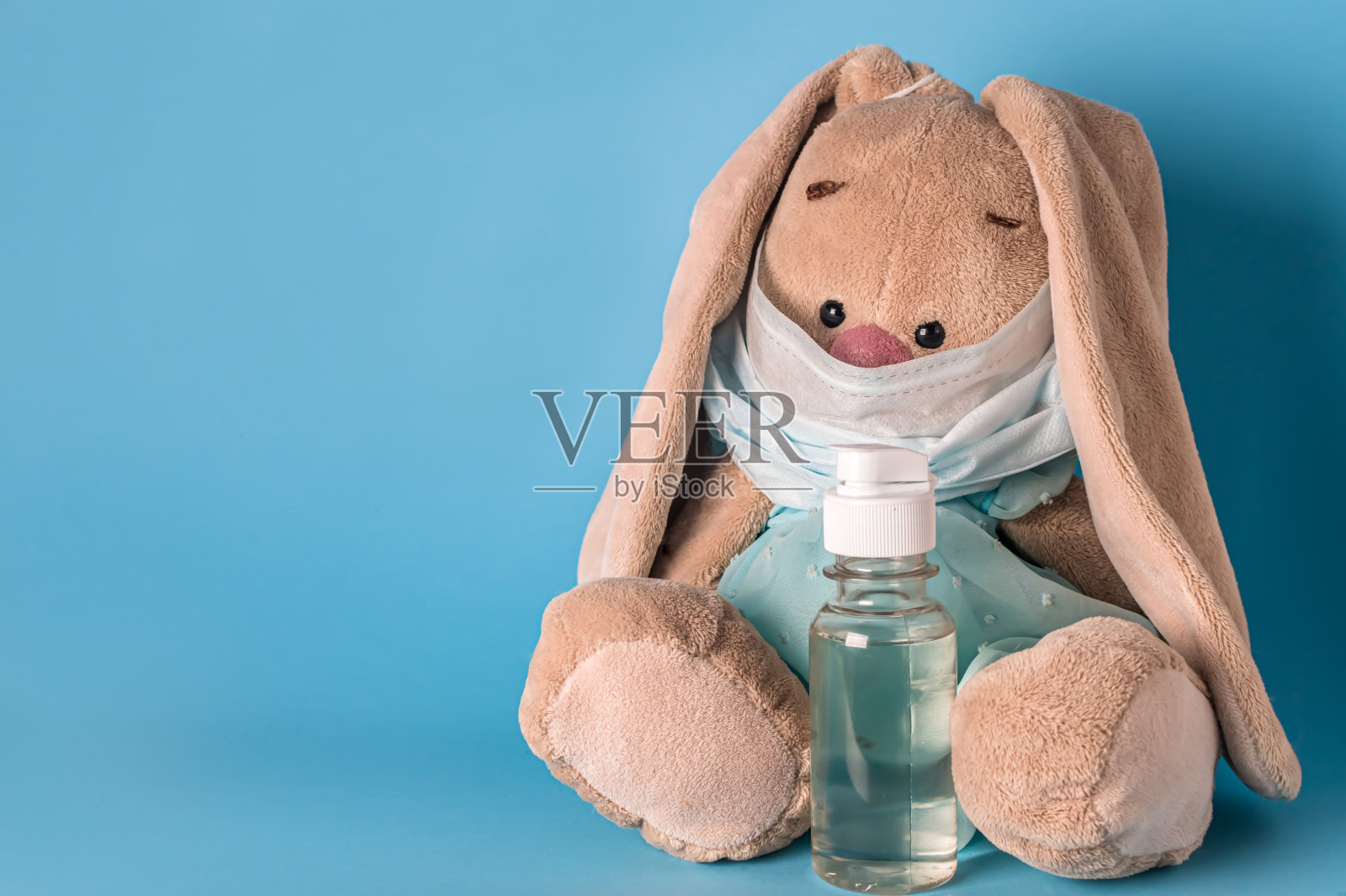 带防毒面具的玩具兔子照片摄影图片