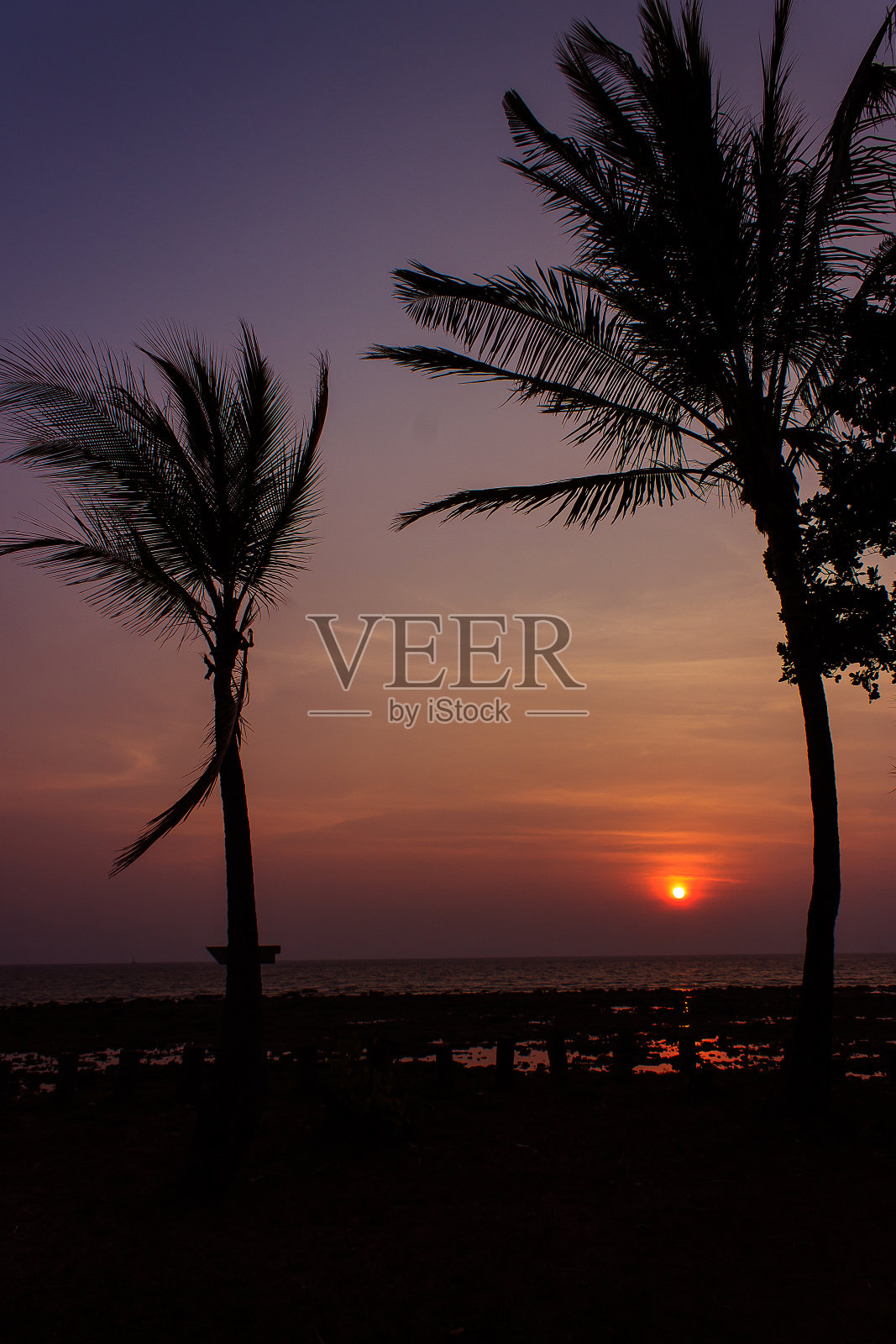 令人惊叹美丽的宽橙色多彩的日落在泰国Ko Lanta岛照片摄影图片