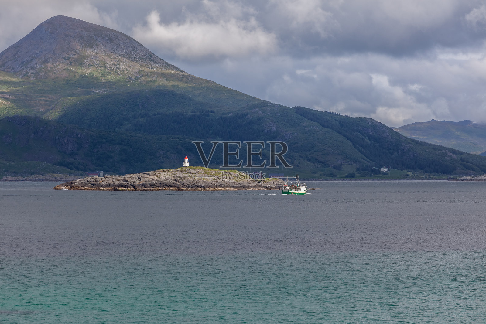 美丽的挪威的风景。海湾的景色。挪威理想的峡湾倒影在清澈的水中照片摄影图片