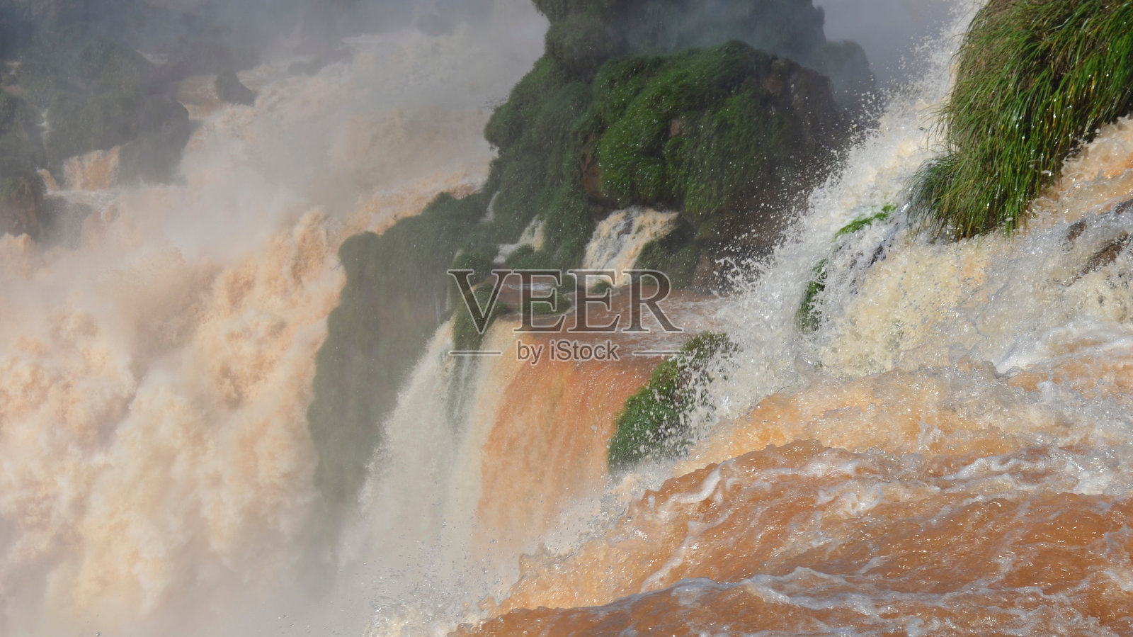 伊瓜苏瀑布位于阿根廷米塞内斯省和巴西Paraná州的边界上。照片摄影图片