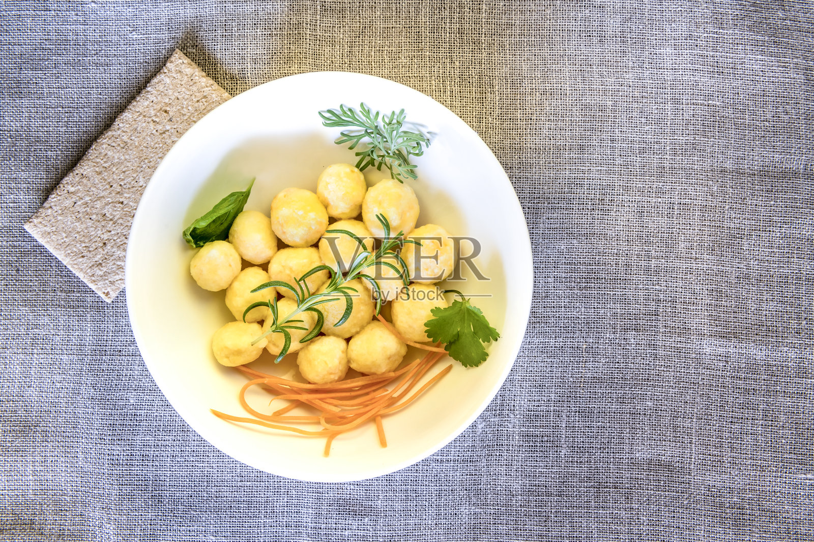 自制的凝乳干酪或懒人饺子-俄罗斯名字是vareniki照片摄影图片