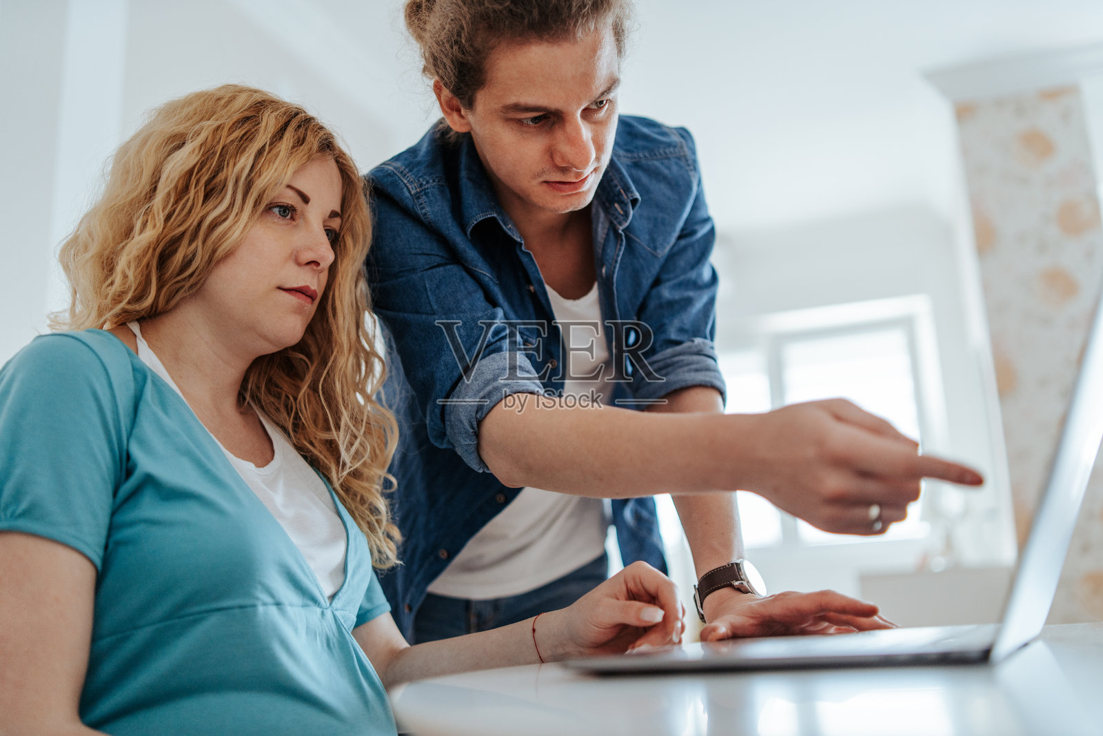 在家工作的夫妇照片摄影图片