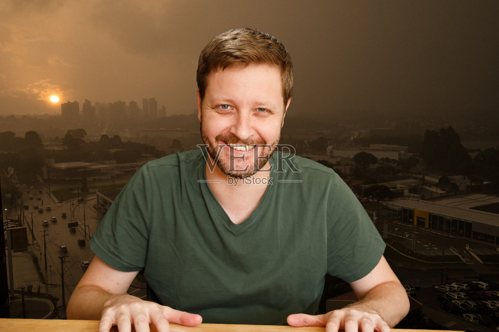 一个在视频电话会议上微笑的年轻人照片摄影图片