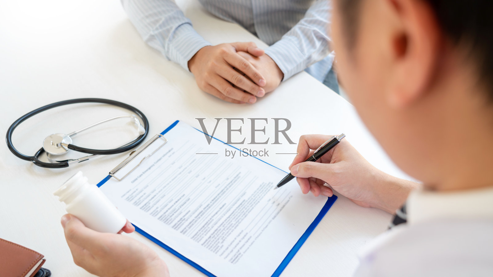 提供医疗咨询诊断的医生，在医院工作的内科医生，保健理念照片摄影图片