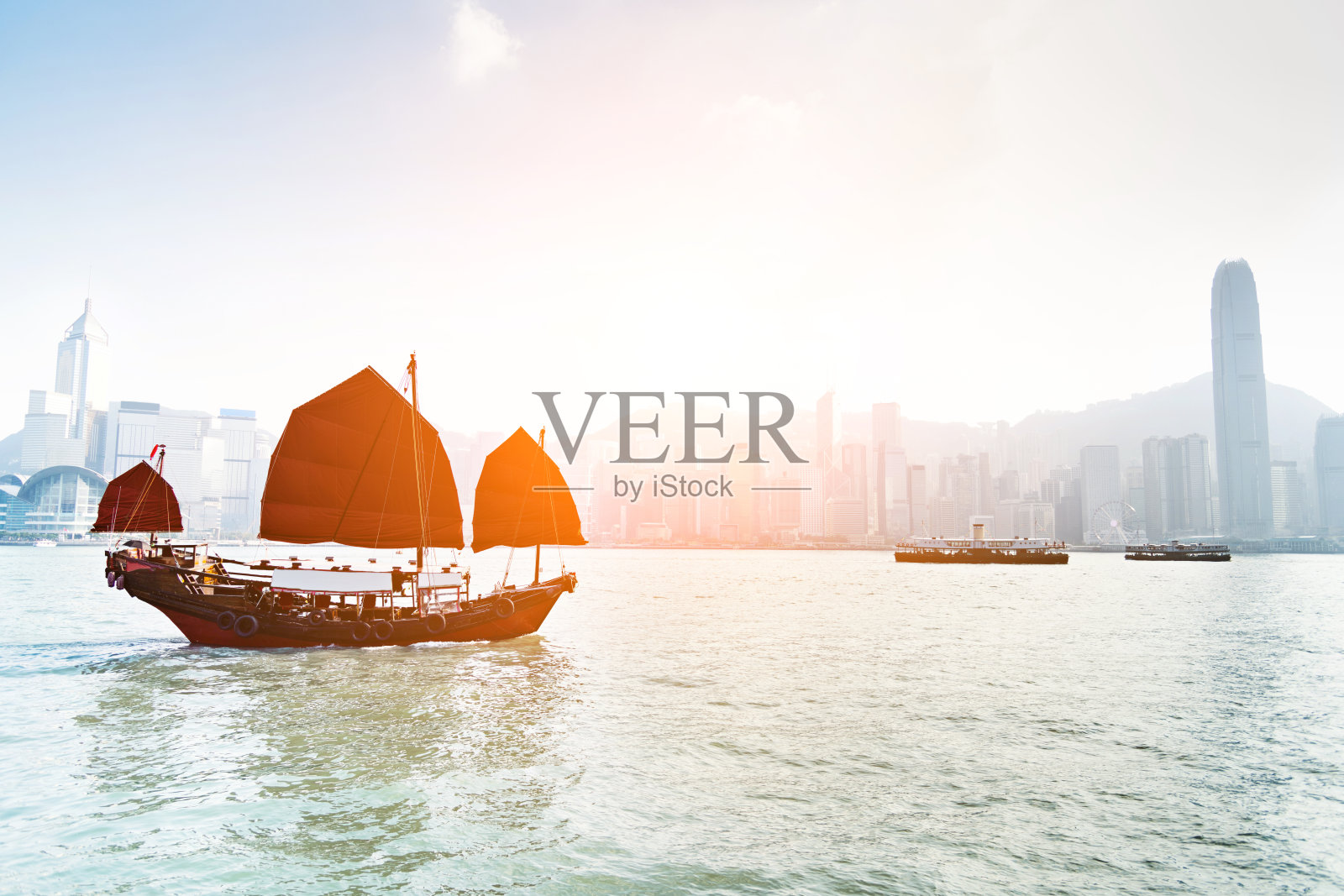 横过香港港口的帆船照片摄影图片