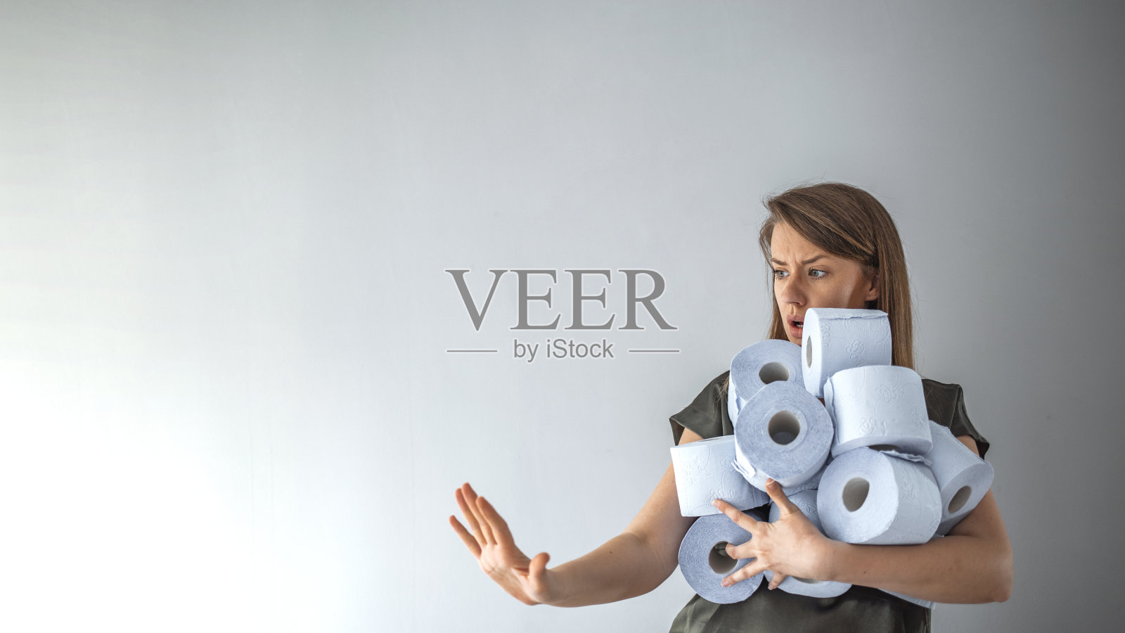 女人手里拿着很多卷卫生纸照片摄影图片