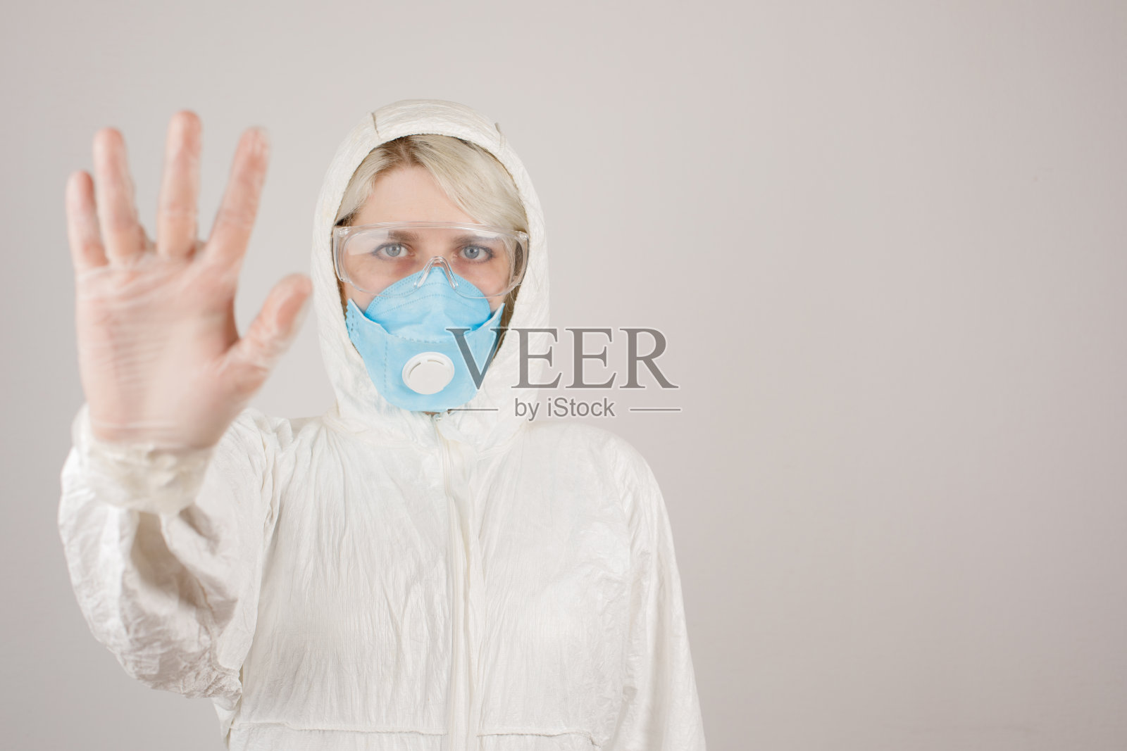 一个穿着防护服和呼吸器保护健康免受病毒、流行病和传染病的女孩。新的Covid-19。冠状病毒大流行概念。阻止病毒。照片摄影图片