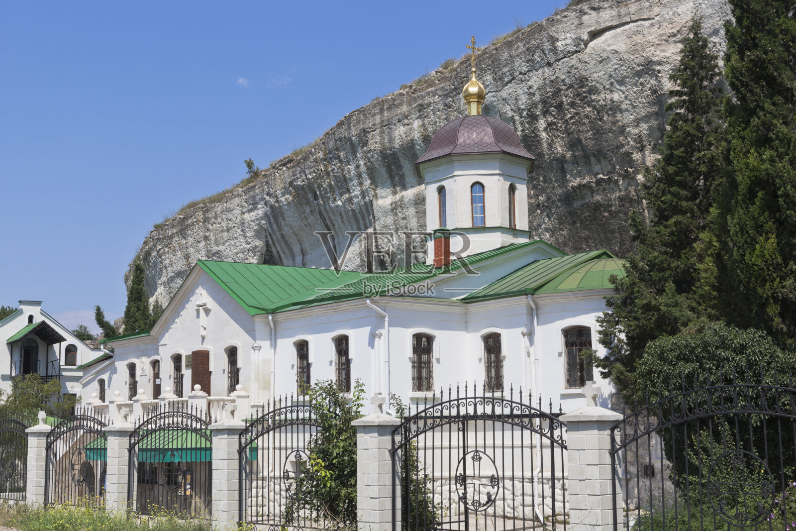 克里米亚塞瓦斯托波尔印克曼洞穴修道院的圣三位一体教堂照片摄影图片