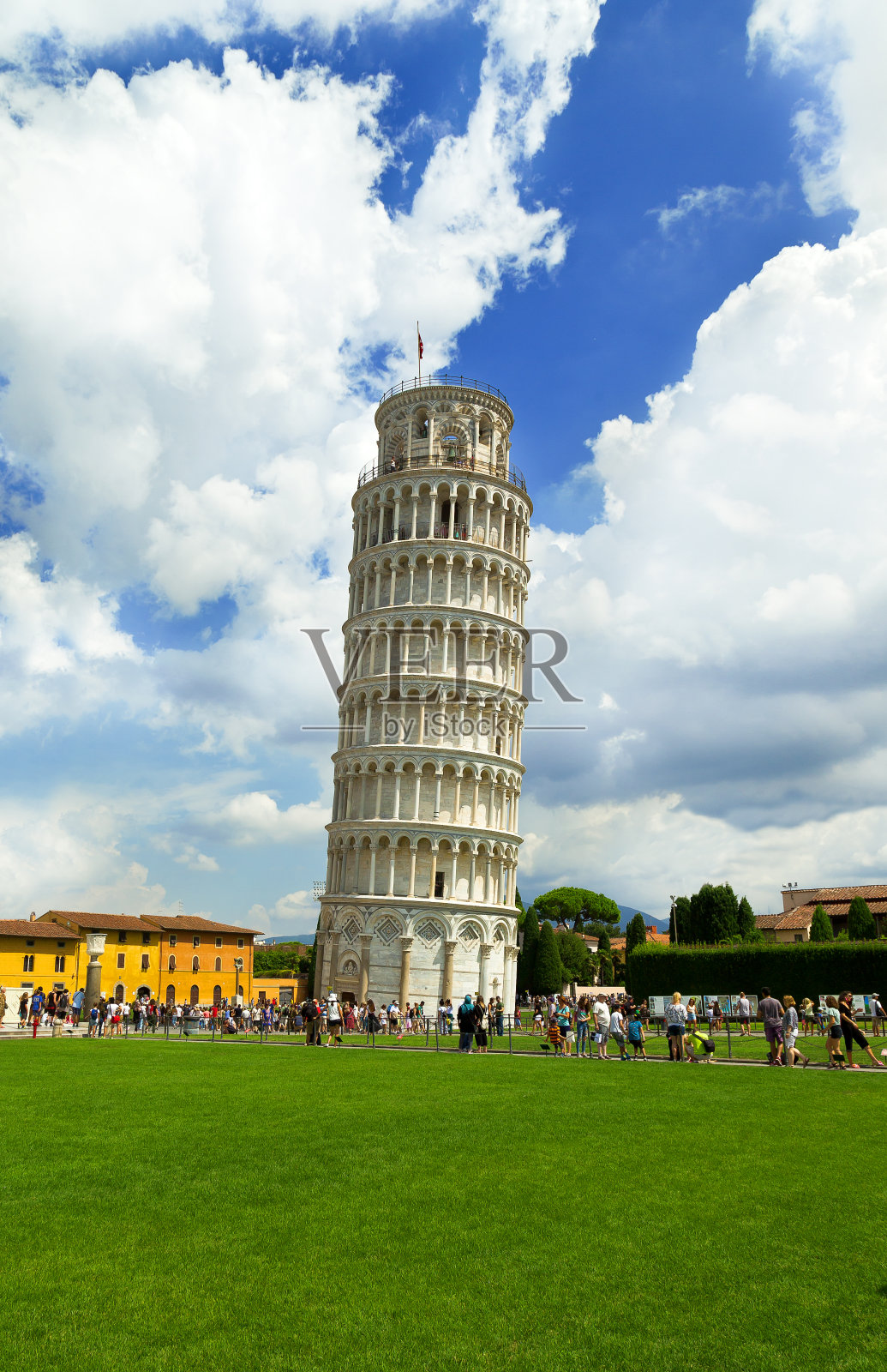 全家福背景是比萨斜塔。比萨——去欧洲著名的地方旅游。照片摄影图片