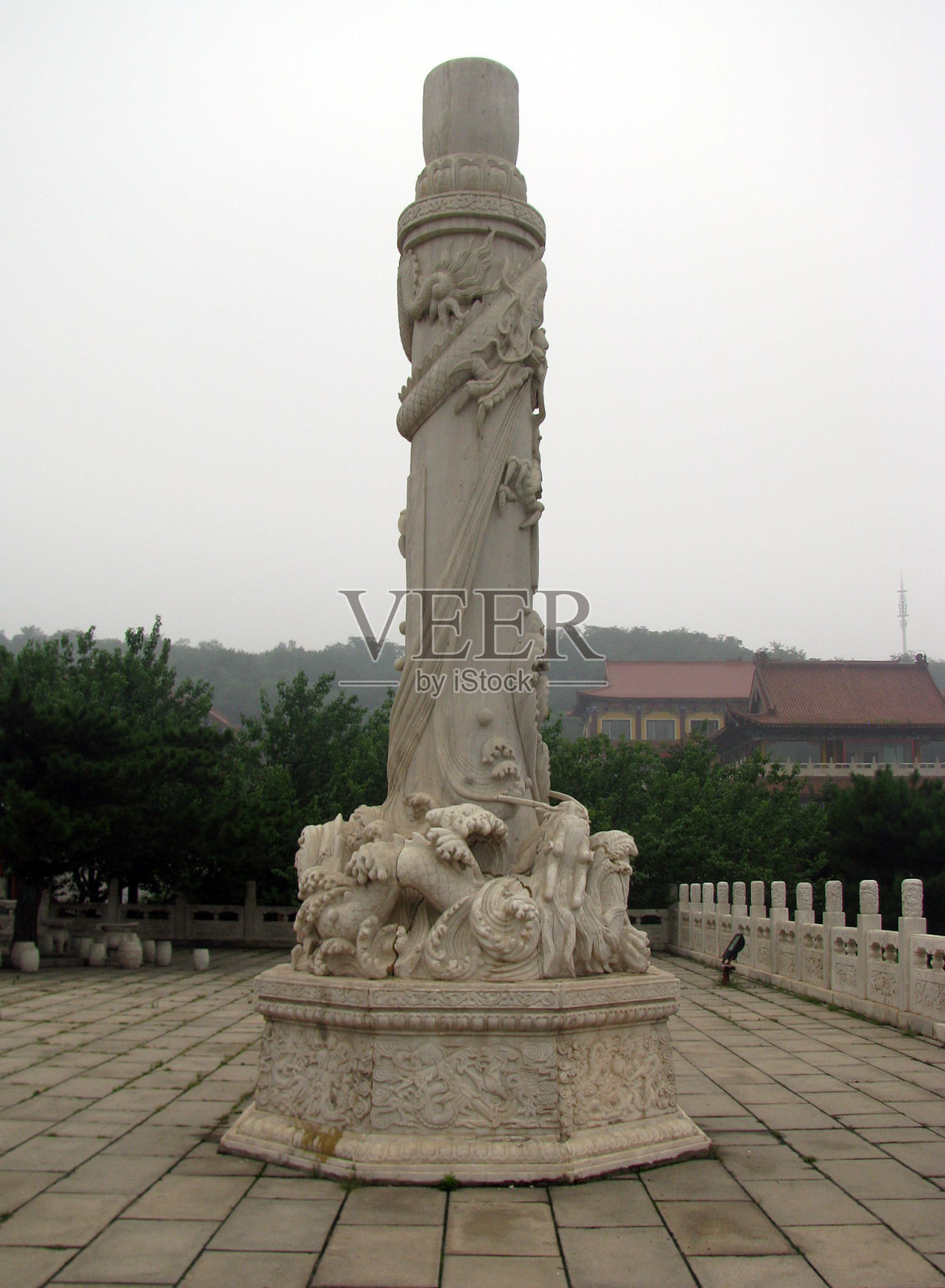 佛教寺院的白色雕花篱笆和圆柱照片摄影图片